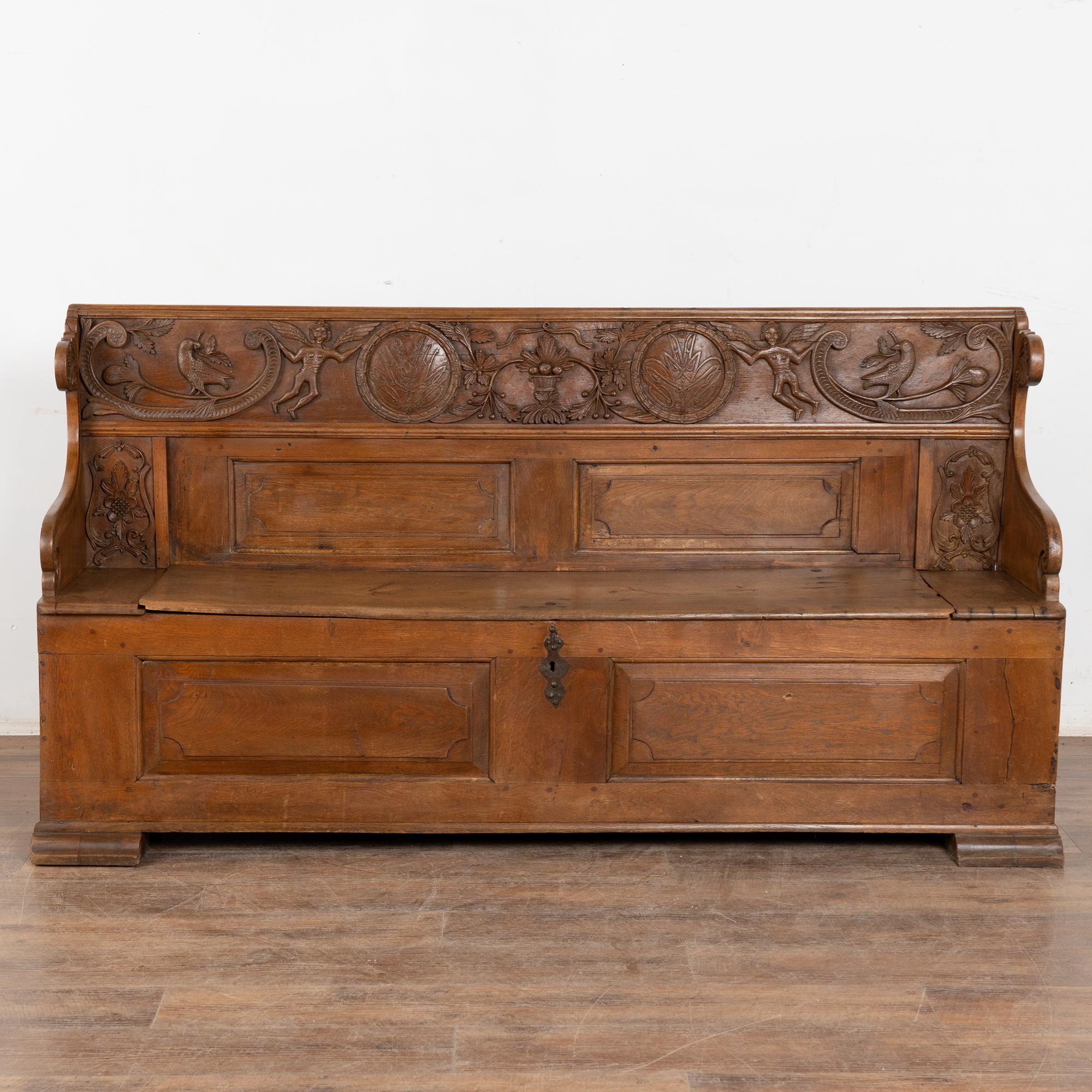 Panca svedese di Oak intagliata dei primi del XIX secolo In condizioni discrete in vendita a Round Top, TX