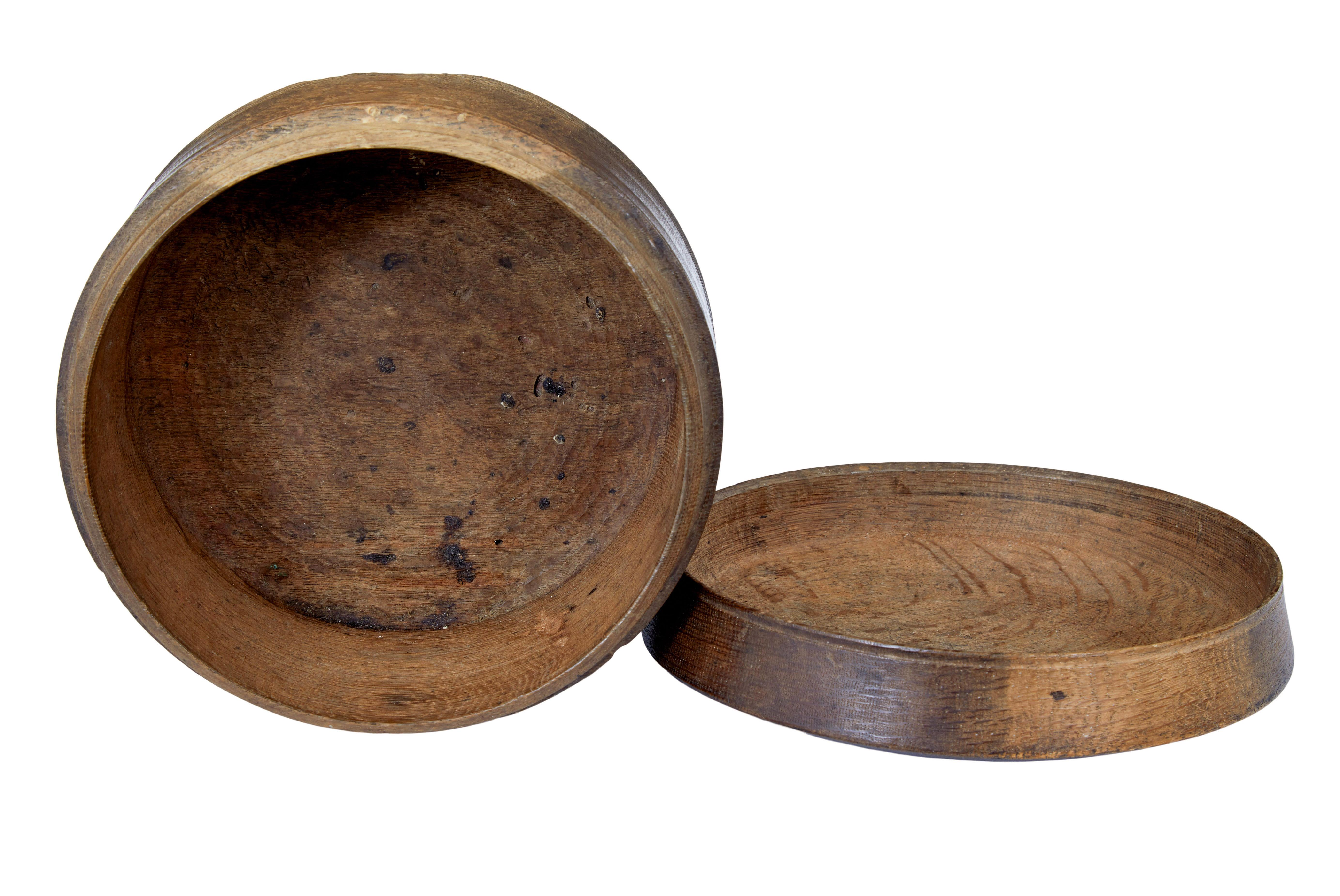 Early 19th century Swedish carved oak lidded box In Good Condition For Sale In Debenham, Suffolk