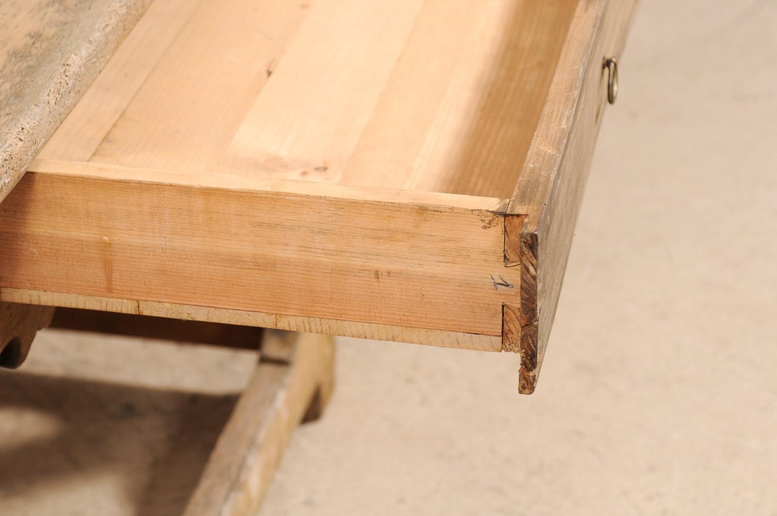 Schwedischer geschnitzter Holz-Schreibtisch mit Schublade, frühes 19. Jahrhundert (Metall) im Angebot