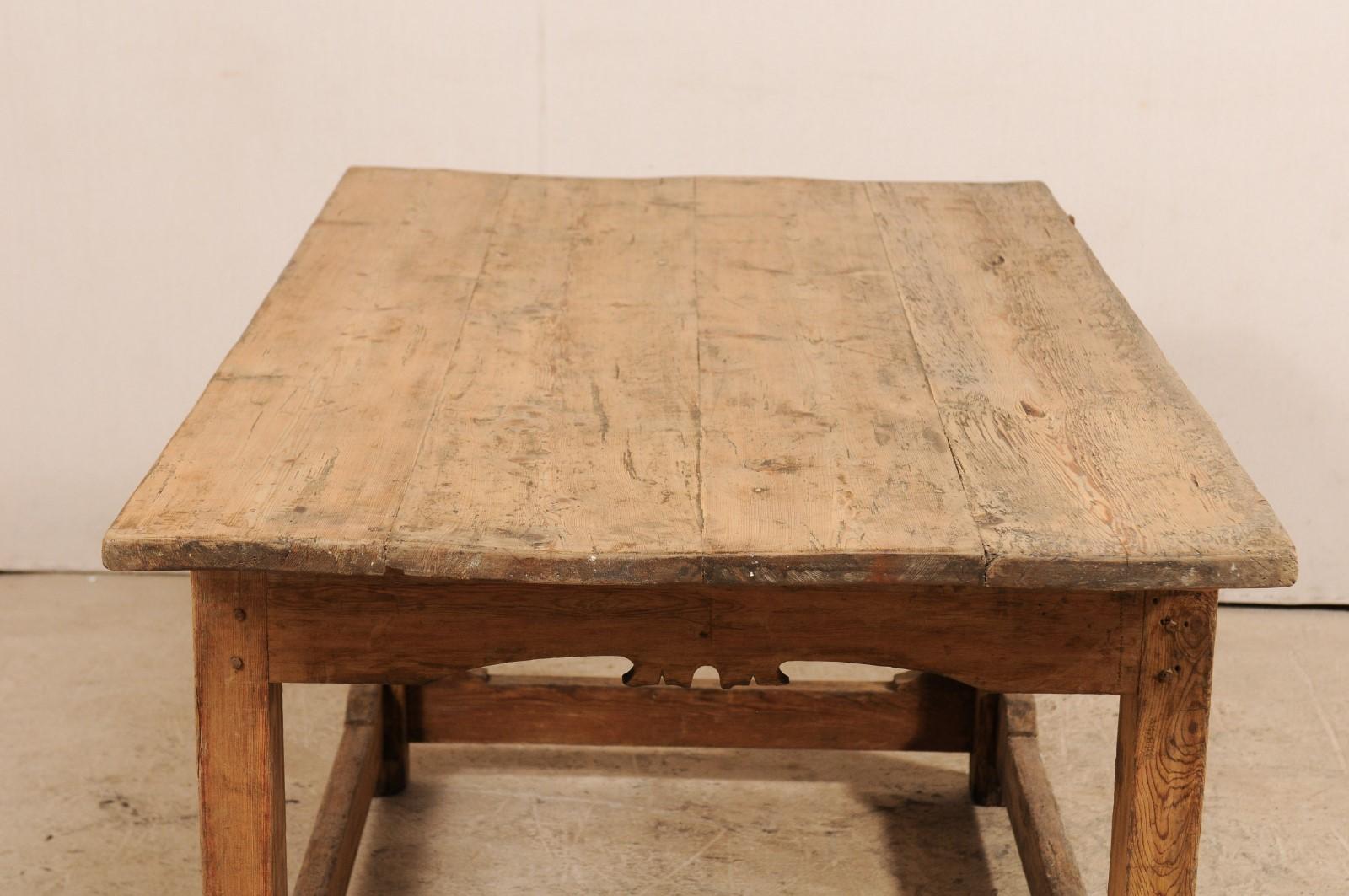 Table de bureau suédoise en bois sculpté du début du XIXe siècle avec tiroir en vente 2