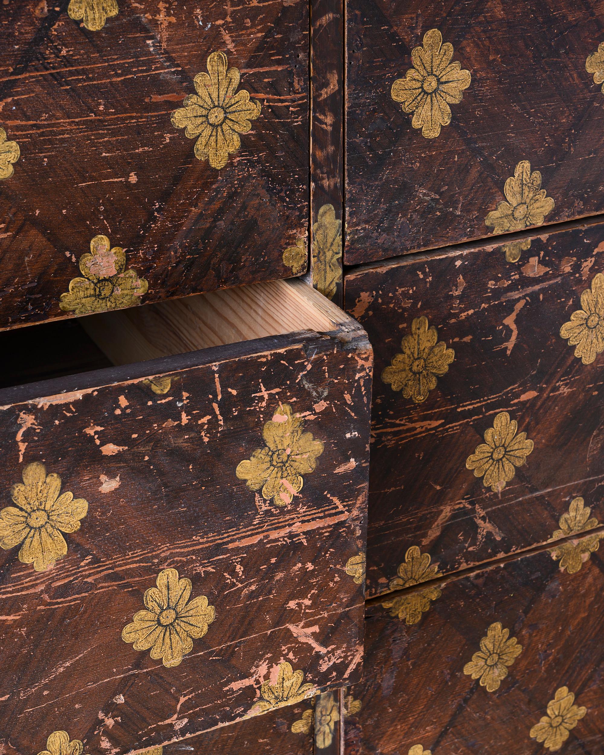 Remarkable early 19th Century Swedish Chest of Drawers  In Good Condition In Mjöhult, SE
