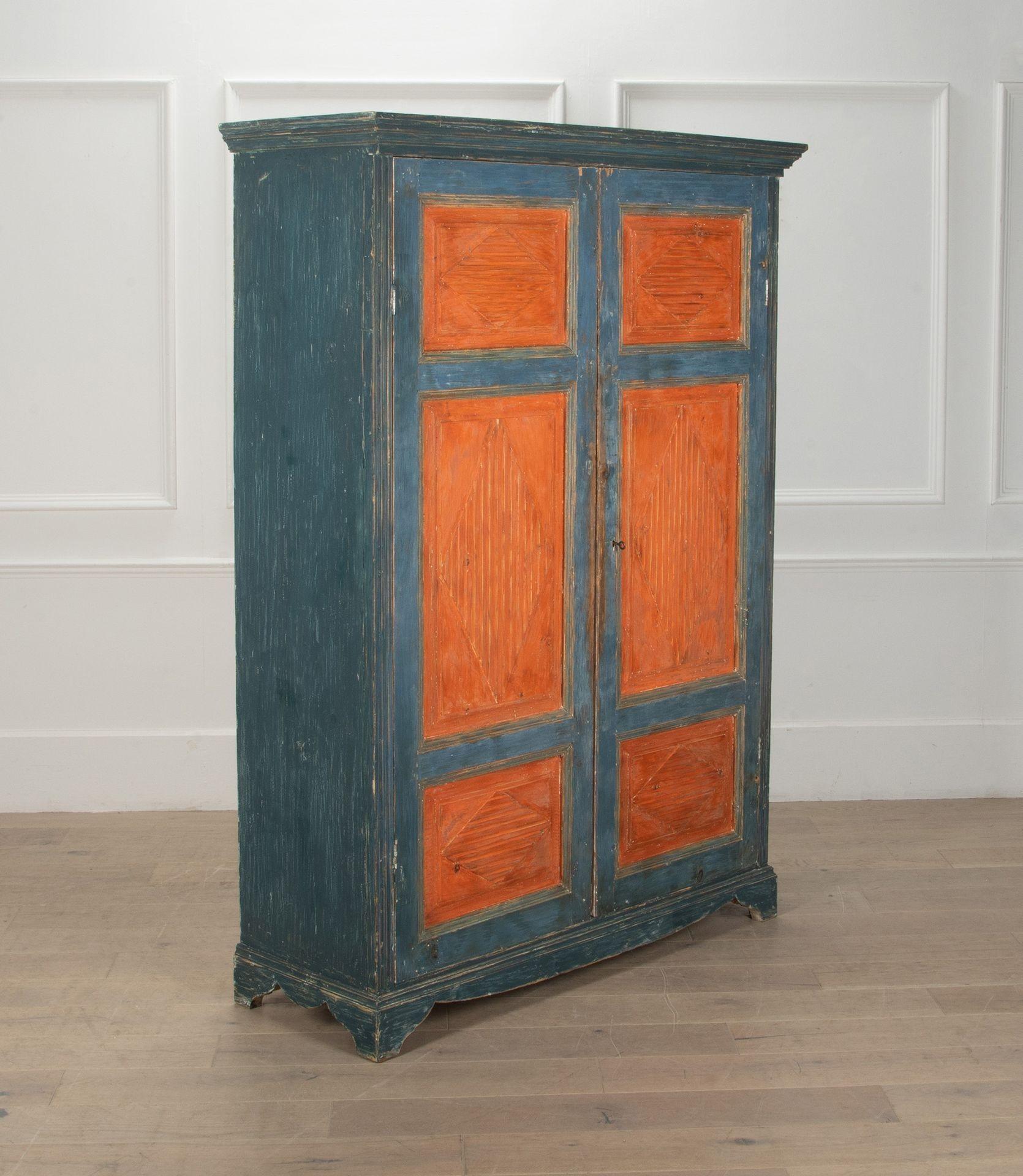 Una credenza svedese rustica dell'inizio del XIX secolo.
Con la tipica decorazione gustaviana sotto forma di pannelli a losanghe con nervature sulle porte. Le due porte si aprono per rivelare un interno a scaffali.
Sostituiti i piedi e lo zoccolo