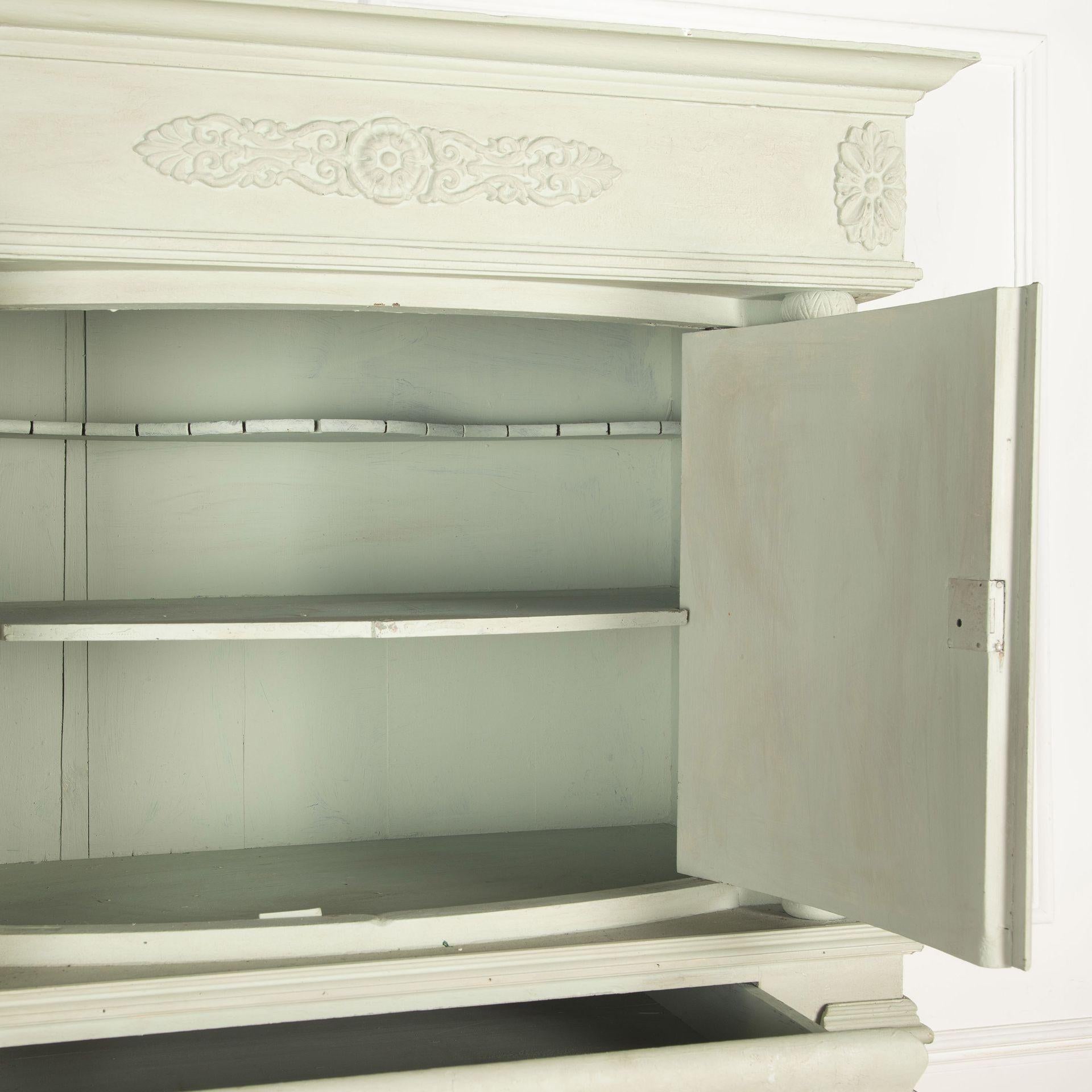 Legno Early 19th Century Swedish Cupboard in vendita