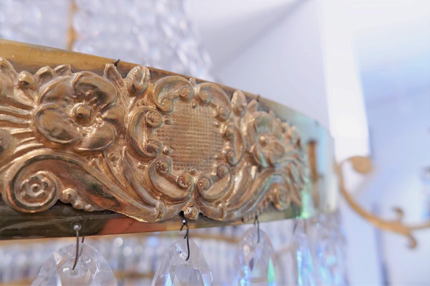 Schwedischer Empire-Kronleuchter aus vergoldeter Bronze und geschliffenem Glas aus dem frühen 19. Jahrhundert im Zustand „Gut“ im Angebot in Worpswede / Bremen, DE