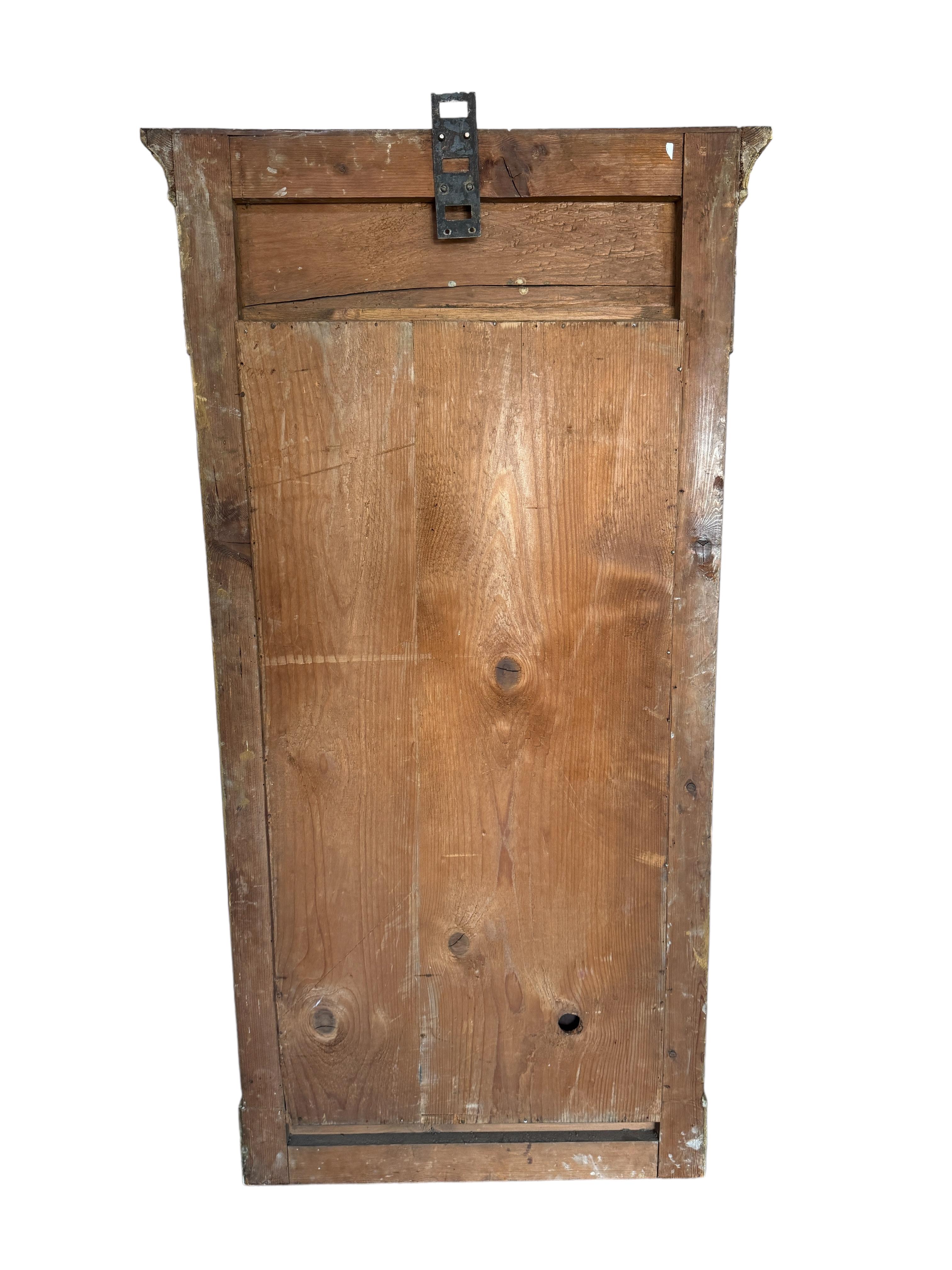 Specchio a molo in legno dorato dell'Impero svedese dell'inizio del XIX secolo
Il cornicione modellato ad acanto sopra un fregio a patera, a forma di lira foliata e modellato ad acanto sopra un piatto rettangolare successivo affiancato da montanti