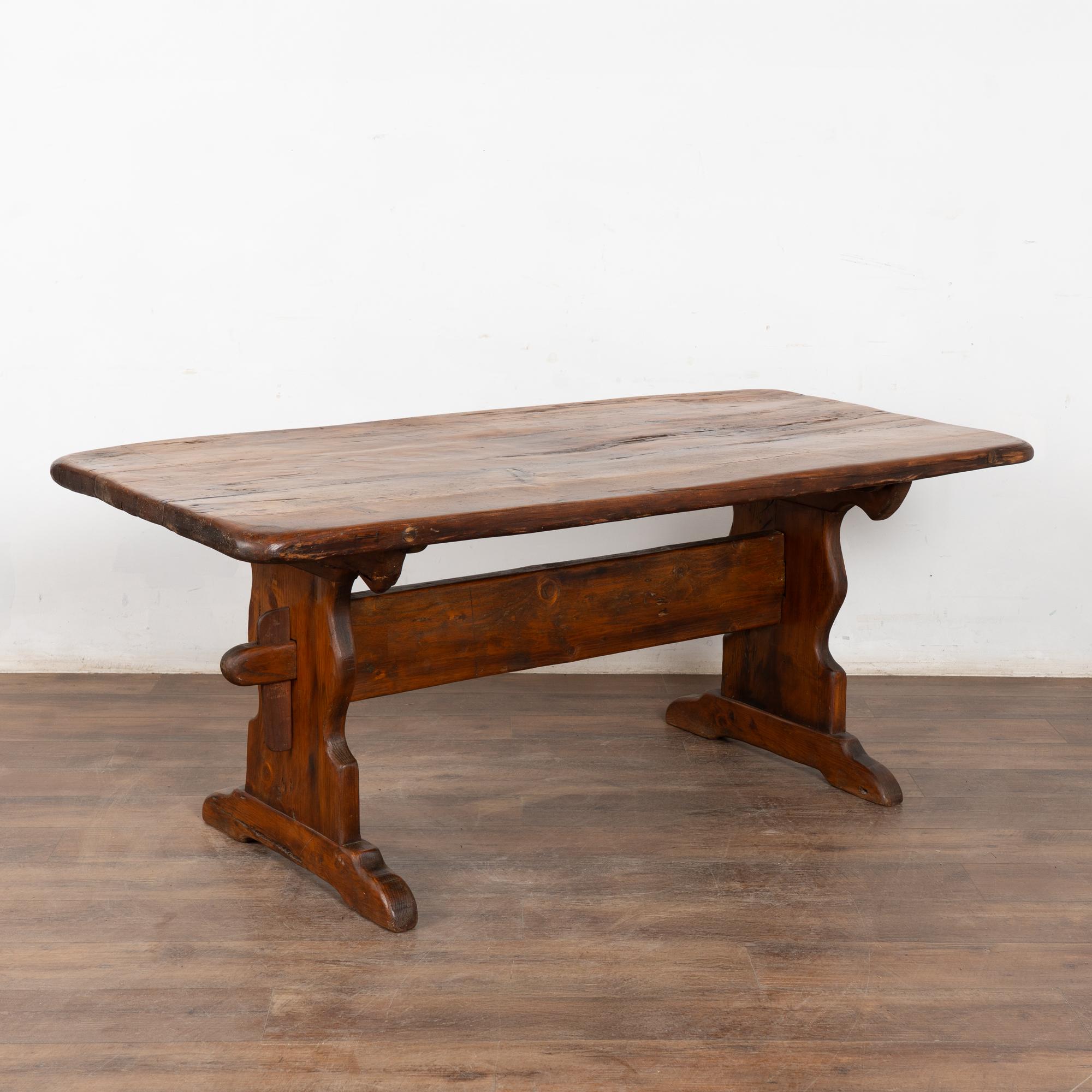 Questo vecchio tavolo da fattoria svedese è ricco di carattere grazie alla profonda patina invecchiata del pino caldo che deriva da generazioni di utilizzo. 
Consulta le foto del piano per vedere le scalfitture, le sgorbie, le macchie, le