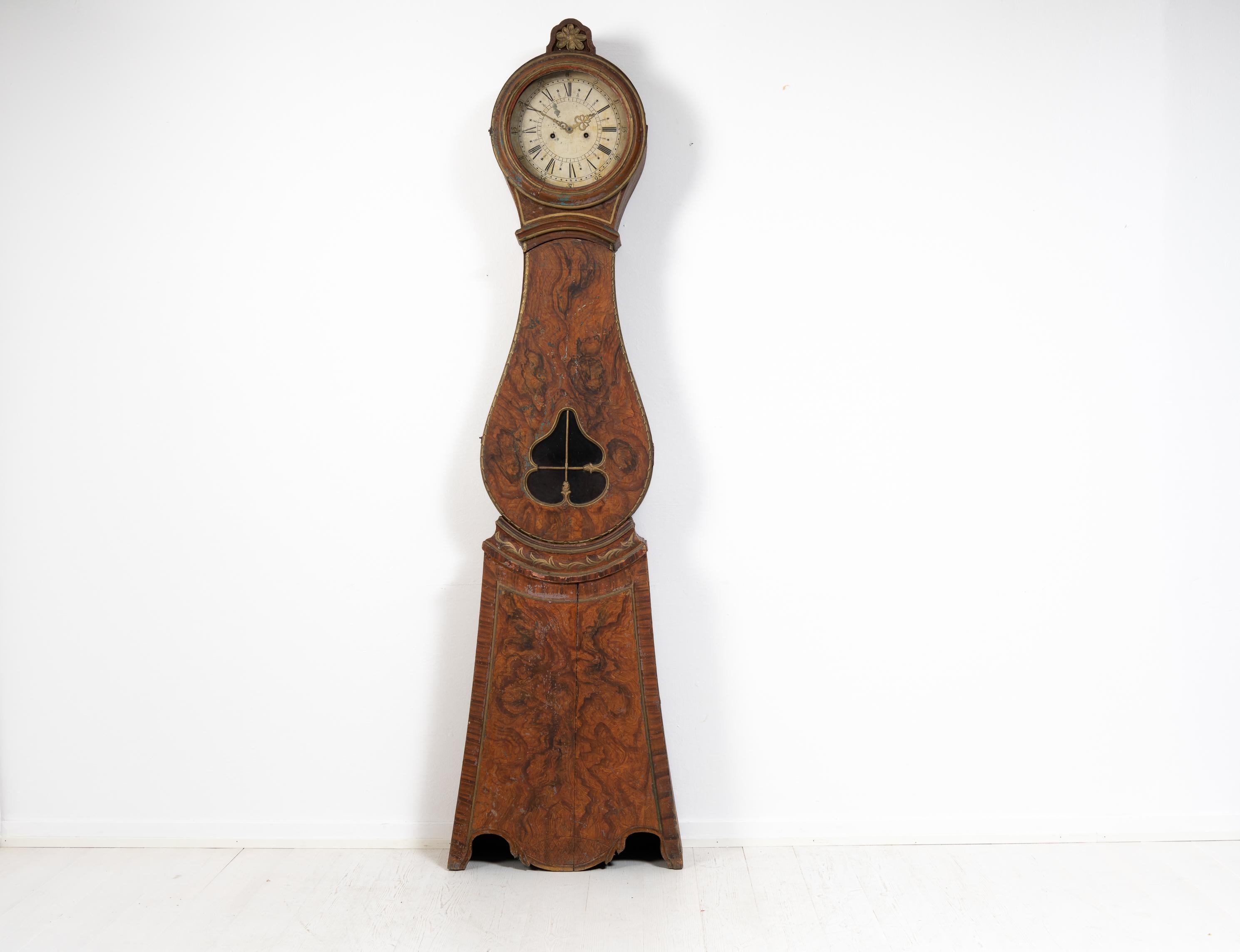 Véritable horloge à long boîtier de Suède fabriquée dans les premières années du 19e siècle, vers 1810. L'horloge est inhabituelle et authentique. Elle provient du village d'Arbrå dans le Hälsingland, situé au centre de la Suède. L'horloge est dans