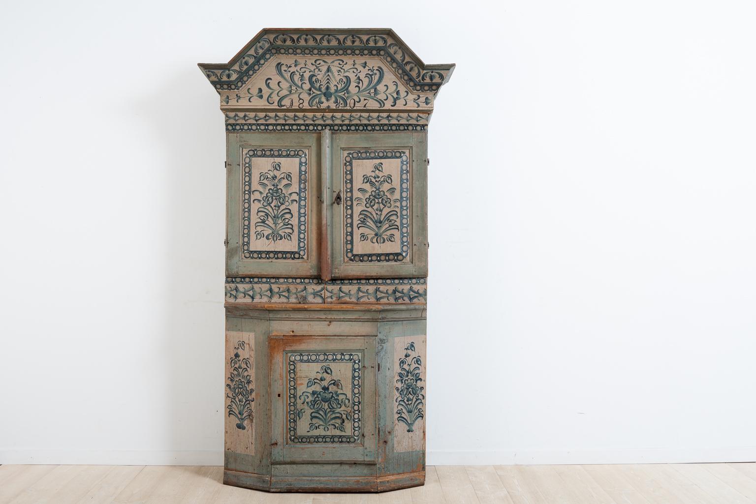 Swedish Folk Art cabinet from the southern part of the County Hälsingland. The condition is untouched and the paint is original. Dated 1807 the cabinet has smaller traces of wear and tear due to over 200 years of use. The frame is solid and the wood