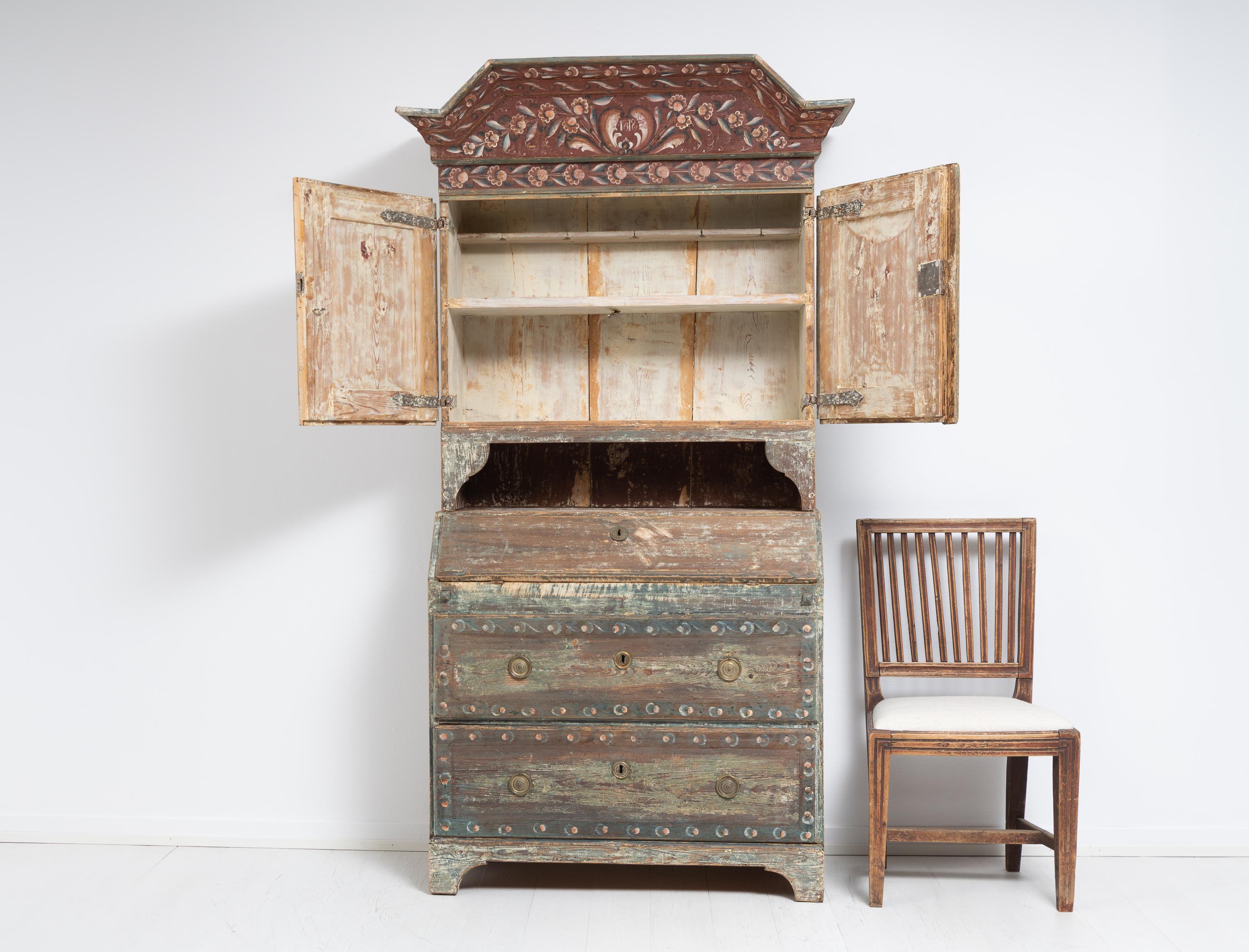 Early 19th Century Swedish Folk Art Decorated Secretary Cabinet In Good Condition In Kramfors, SE