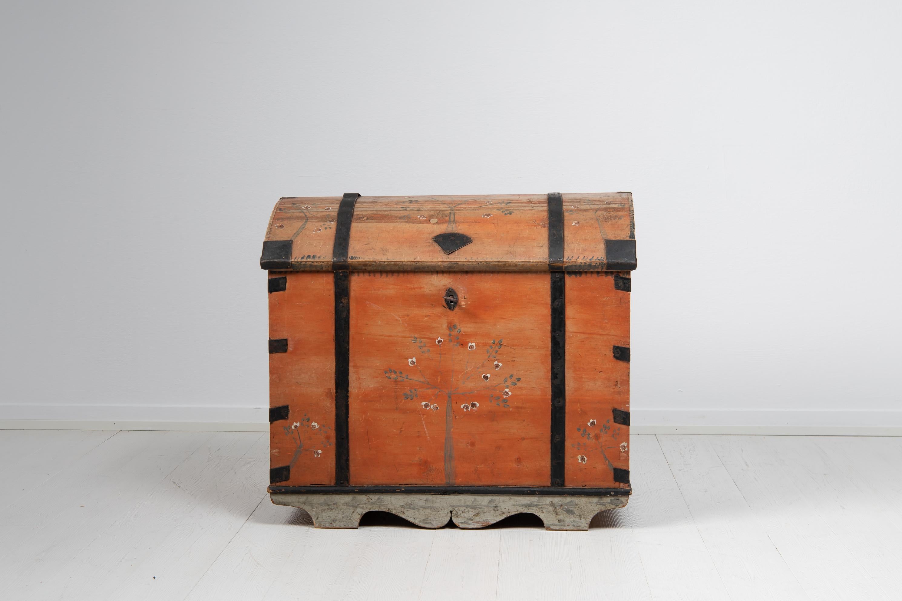 Northern Swedish folk art chest in pine. The chest is made during the early 19th century, around 1820, completely by hand. It has its original paint with a hand painted floral decor. The lock and key are also wrought by hand and are in working