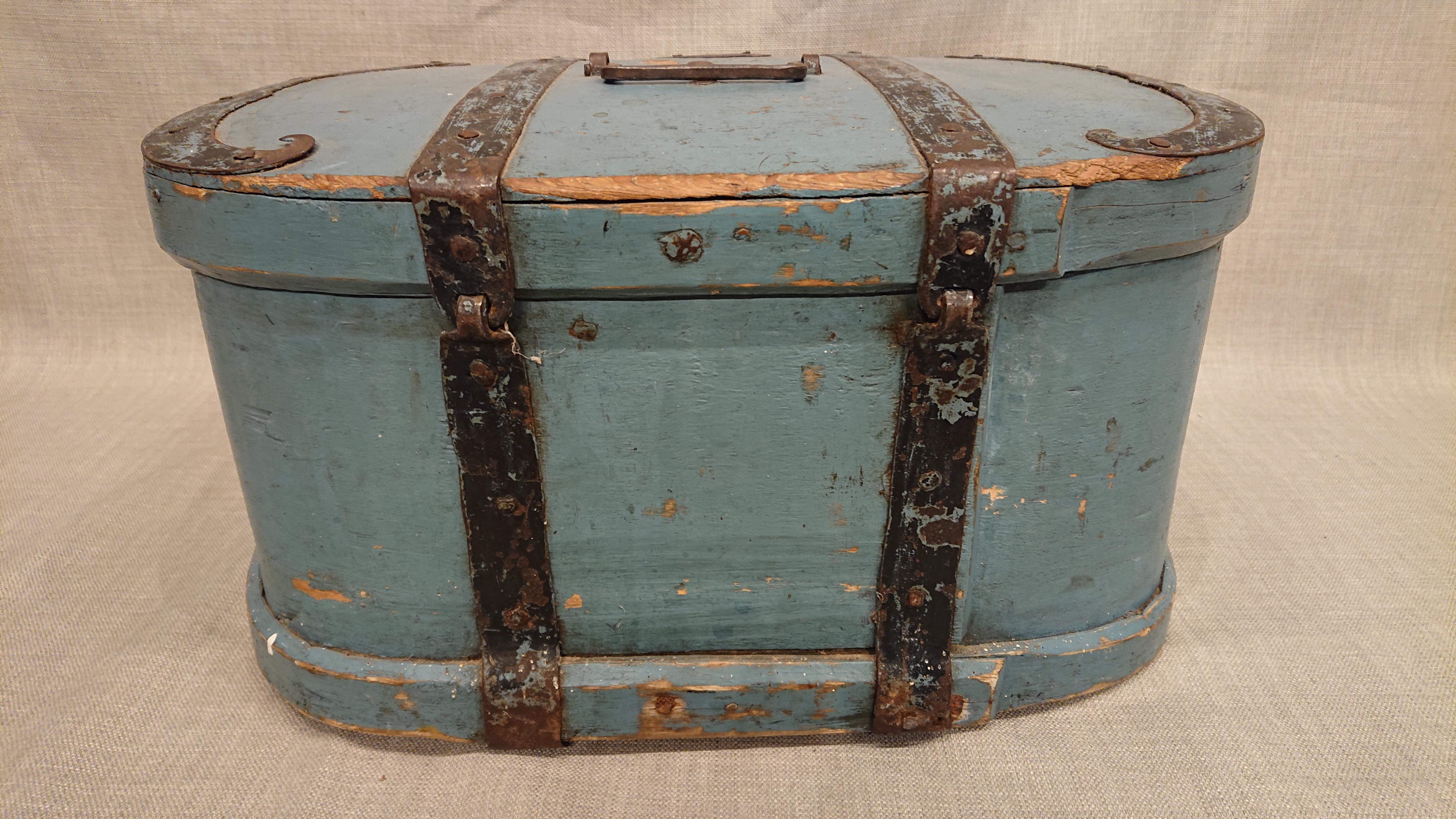 Early 19th Century Swedish Folk Art Travel Box / Chest with Original Paint For Sale 5
