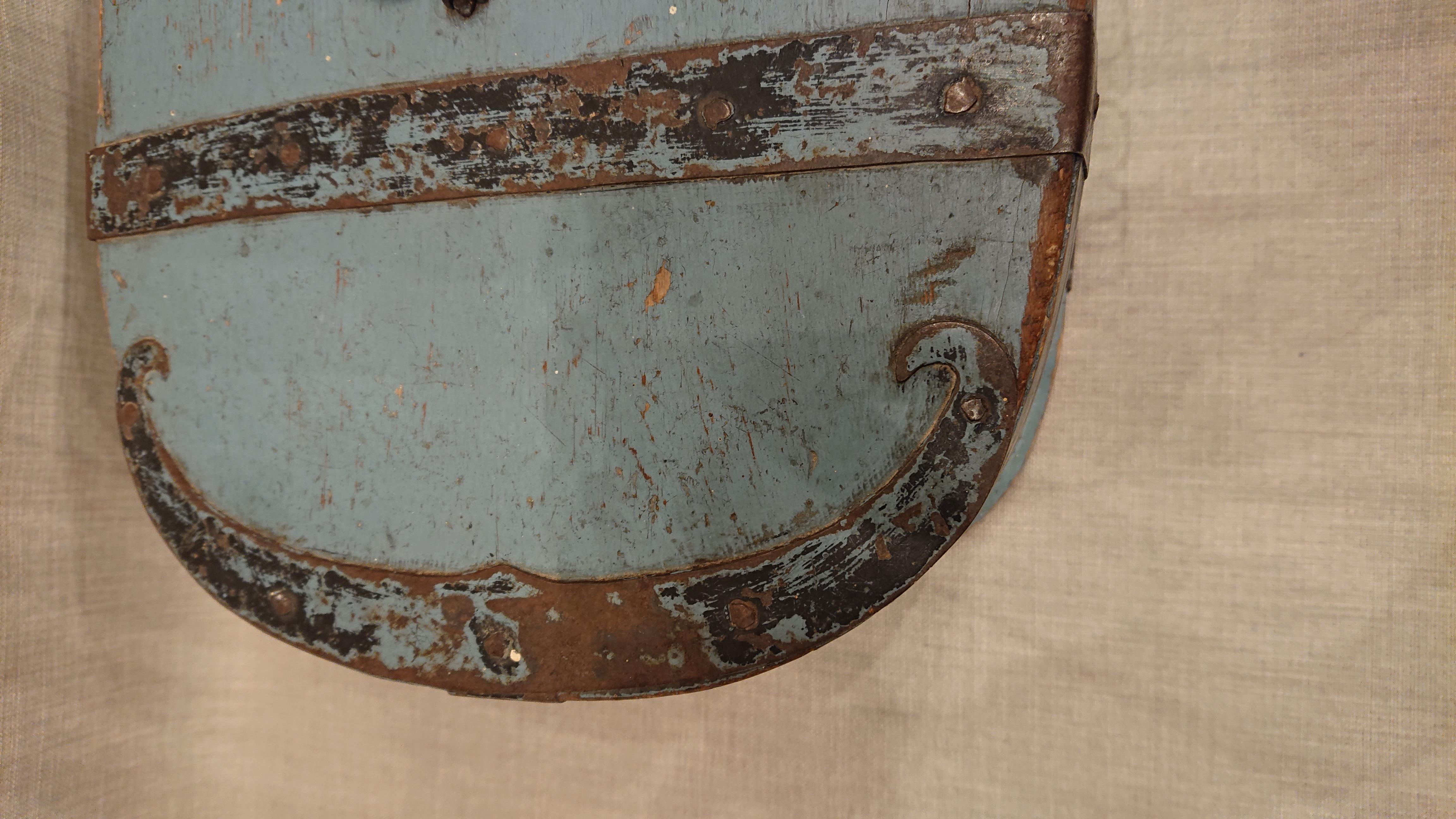 Scatola da viaggio / cassapanca di arte popolare svedese dei primi del XIX secolo con vernice originale in vendita 4