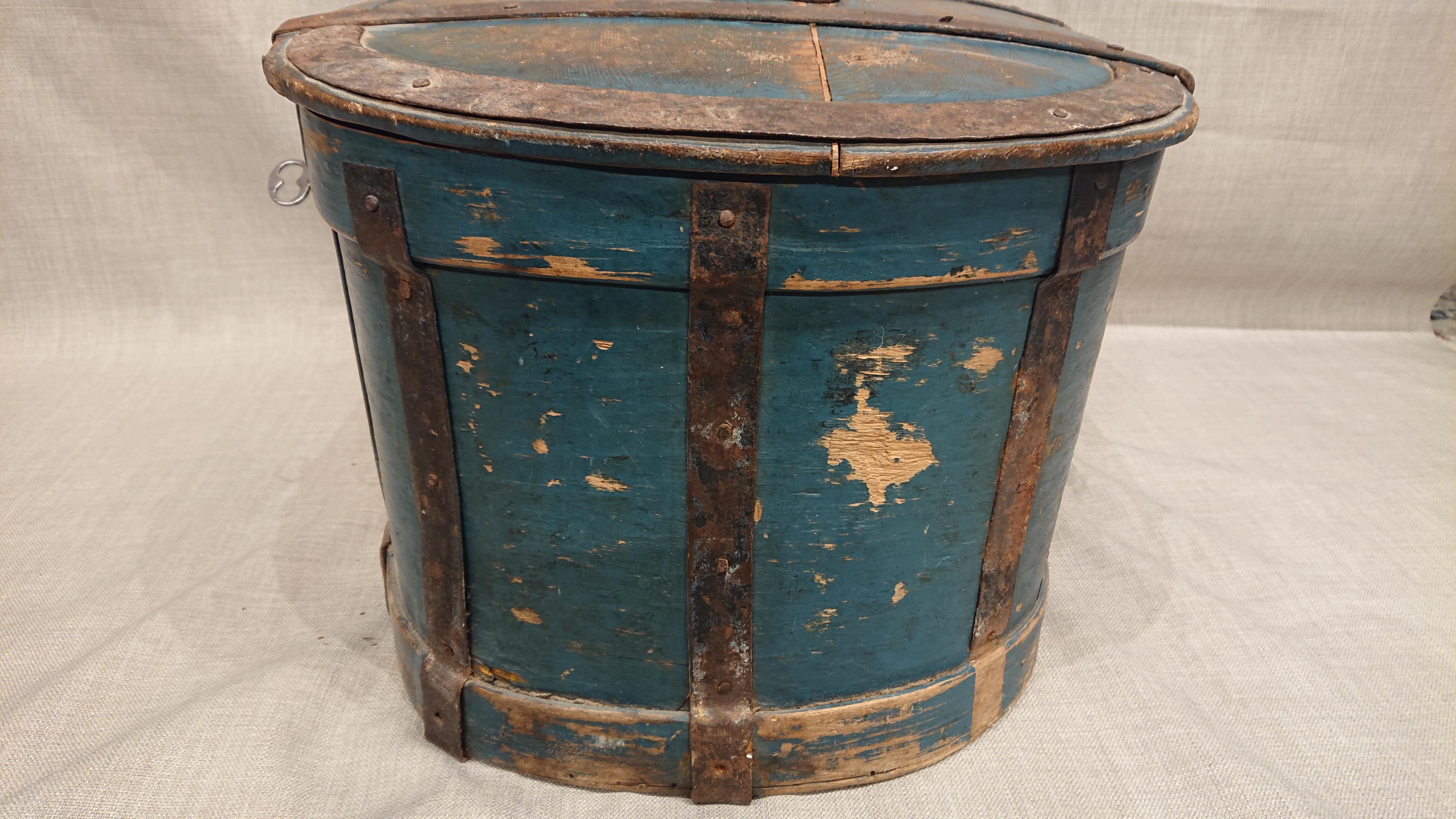 Early 19th Century Swedish Folk Art Travel box / Chest with Original Paint For Sale 7