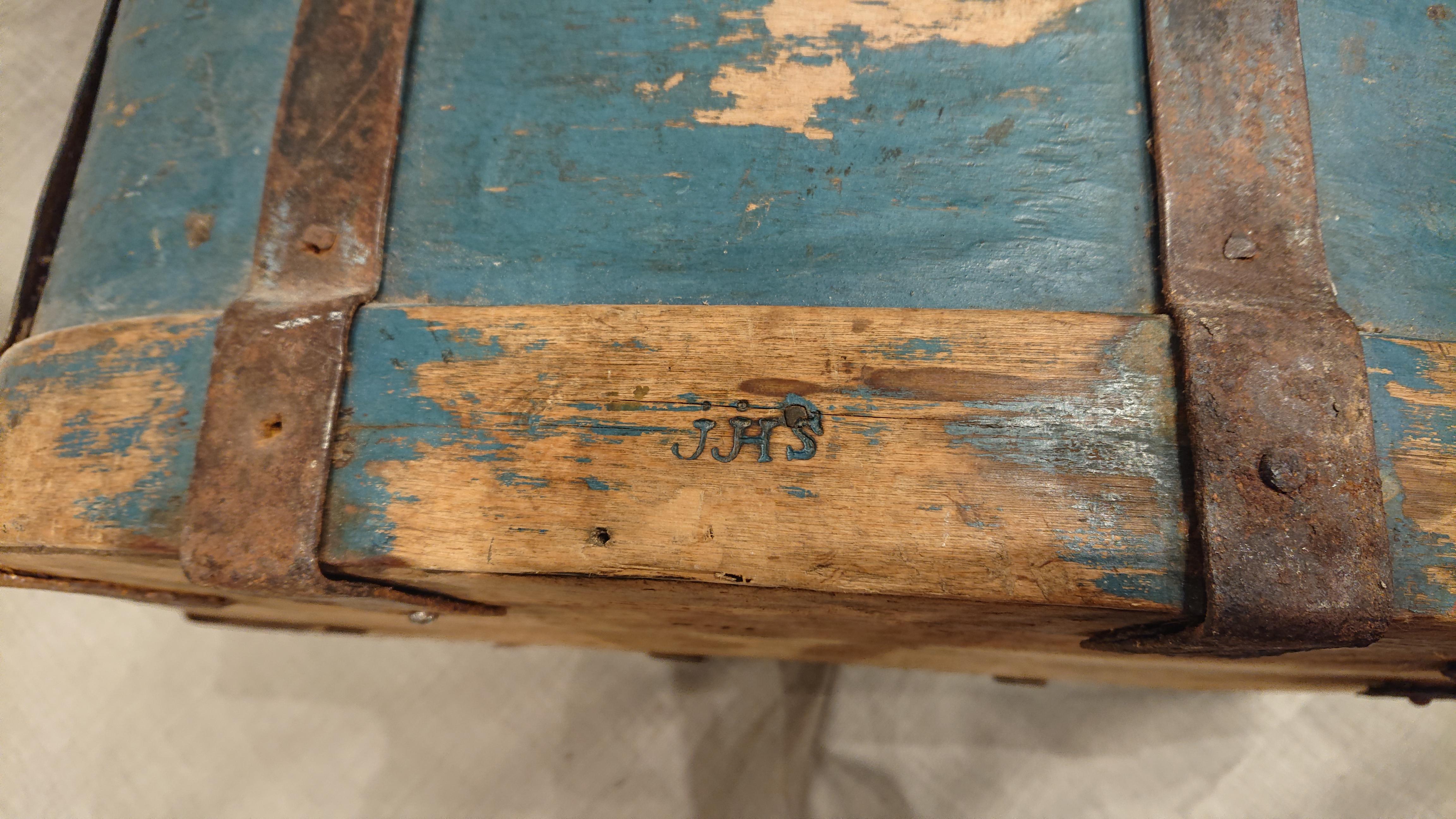 Early 19th Century Swedish Folk Art Travel box / Chest with Original Paint For Sale 9