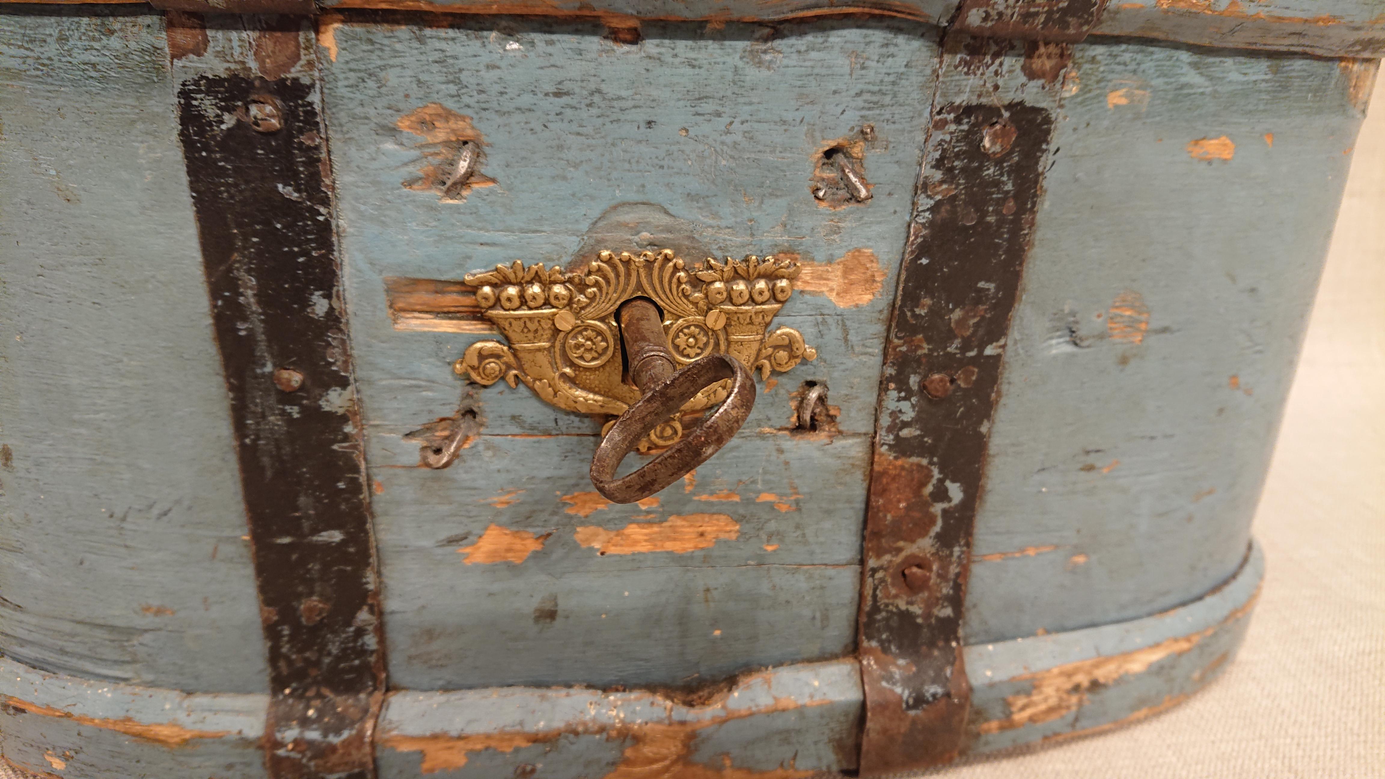 Early 19th Century Swedish Folk Art Travel box from Skelleftea Vasterbotten ,Northern Sweden.
Beautiful untouched original paint.
Decorated with handwrought iron around the box and over the lid.
Working lock and key.
Later hard ware from Empire