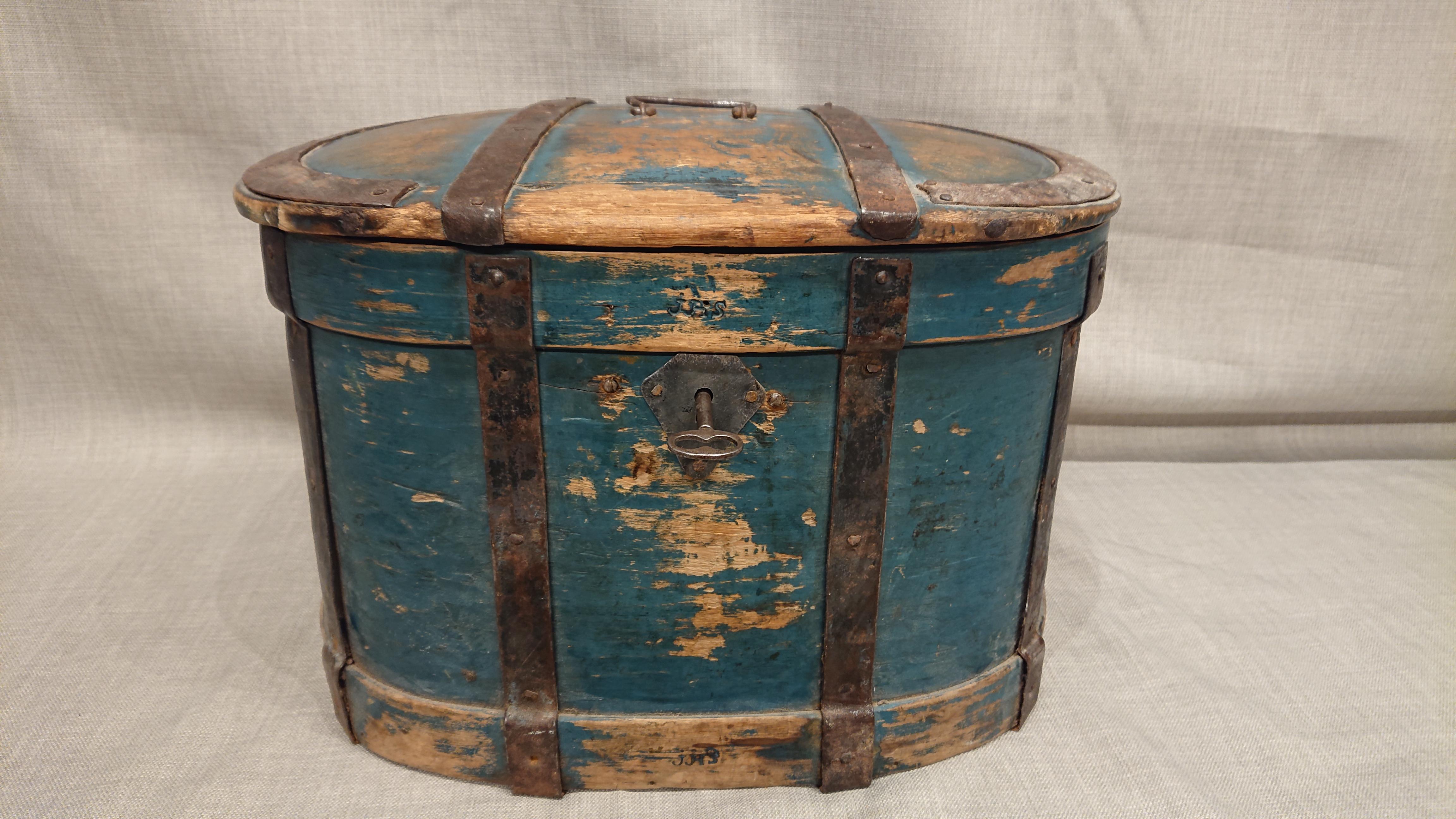 Early 19th century Swedish Folk Art travel box from Skelleftea Vasterbotten, Northern Sweden.
Beautiful untouched original paint.
Decorated with hand wrought iron around the box and over the lid.
Working lock and key.
Old wooden repairs on the