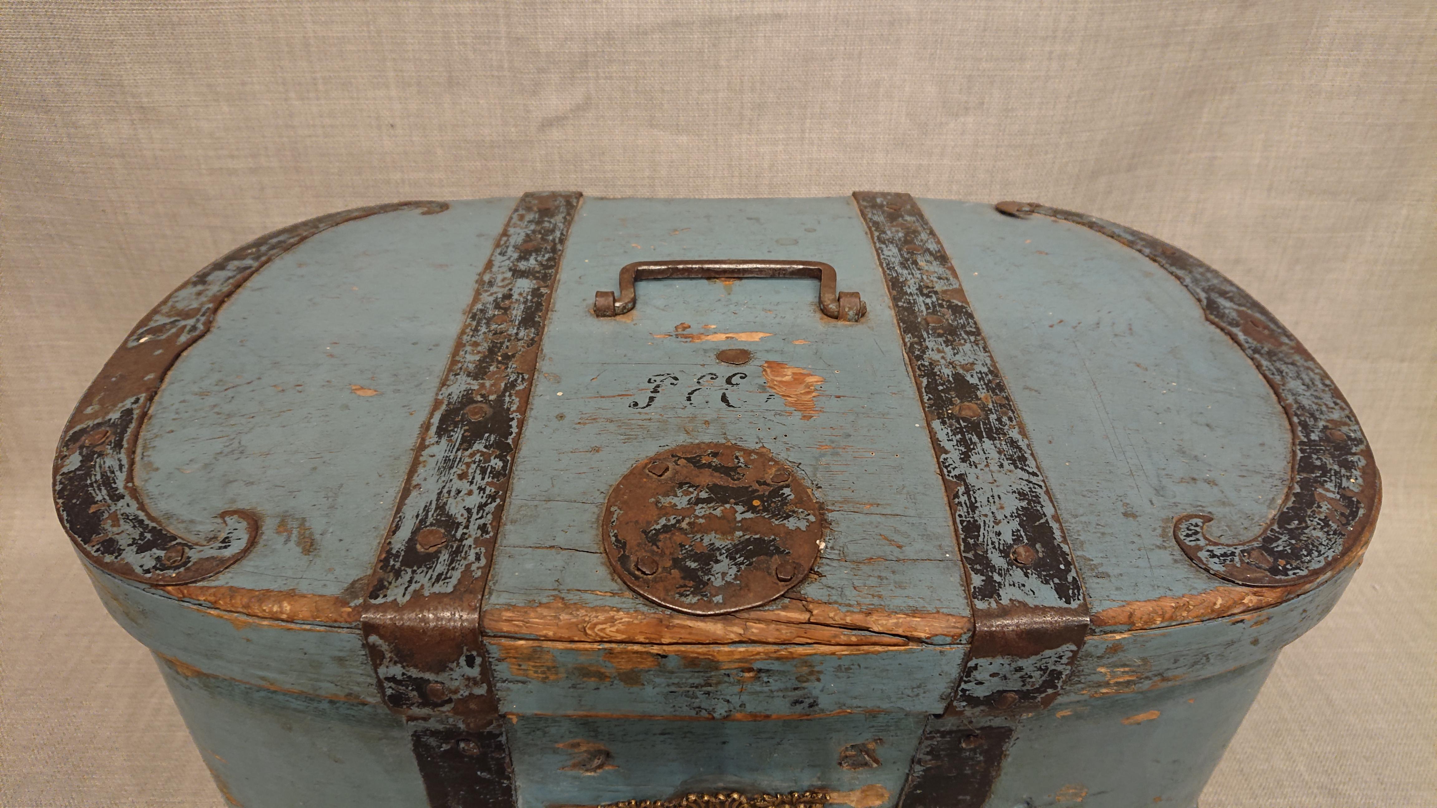 Hand-Crafted Early 19th Century Swedish Folk Art Travel Box / Chest with Original Paint For Sale