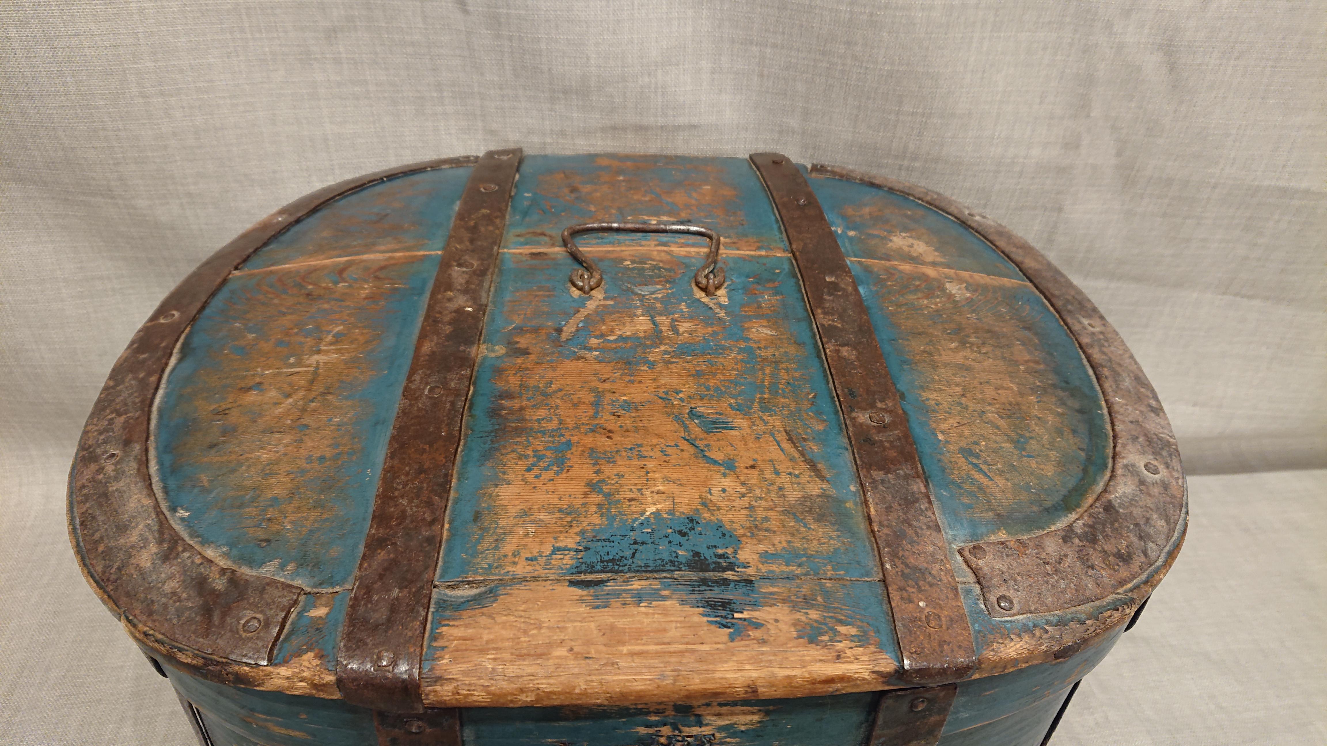 Hand-Carved Early 19th Century Swedish Folk Art Travel box / Chest with Original Paint For Sale