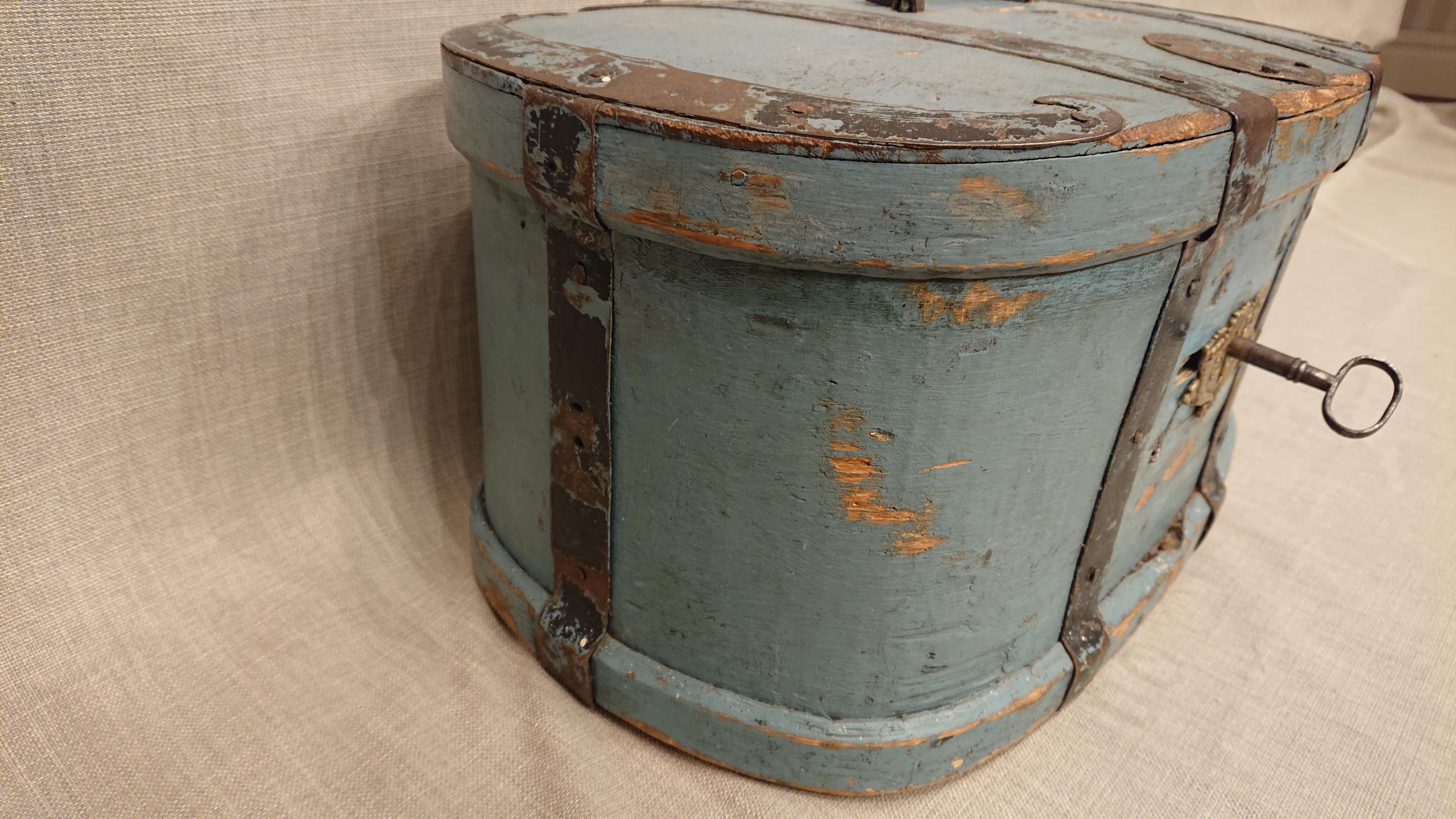 Svedese Scatola da viaggio / cassapanca di arte popolare svedese dei primi del XIX secolo con vernice originale in vendita