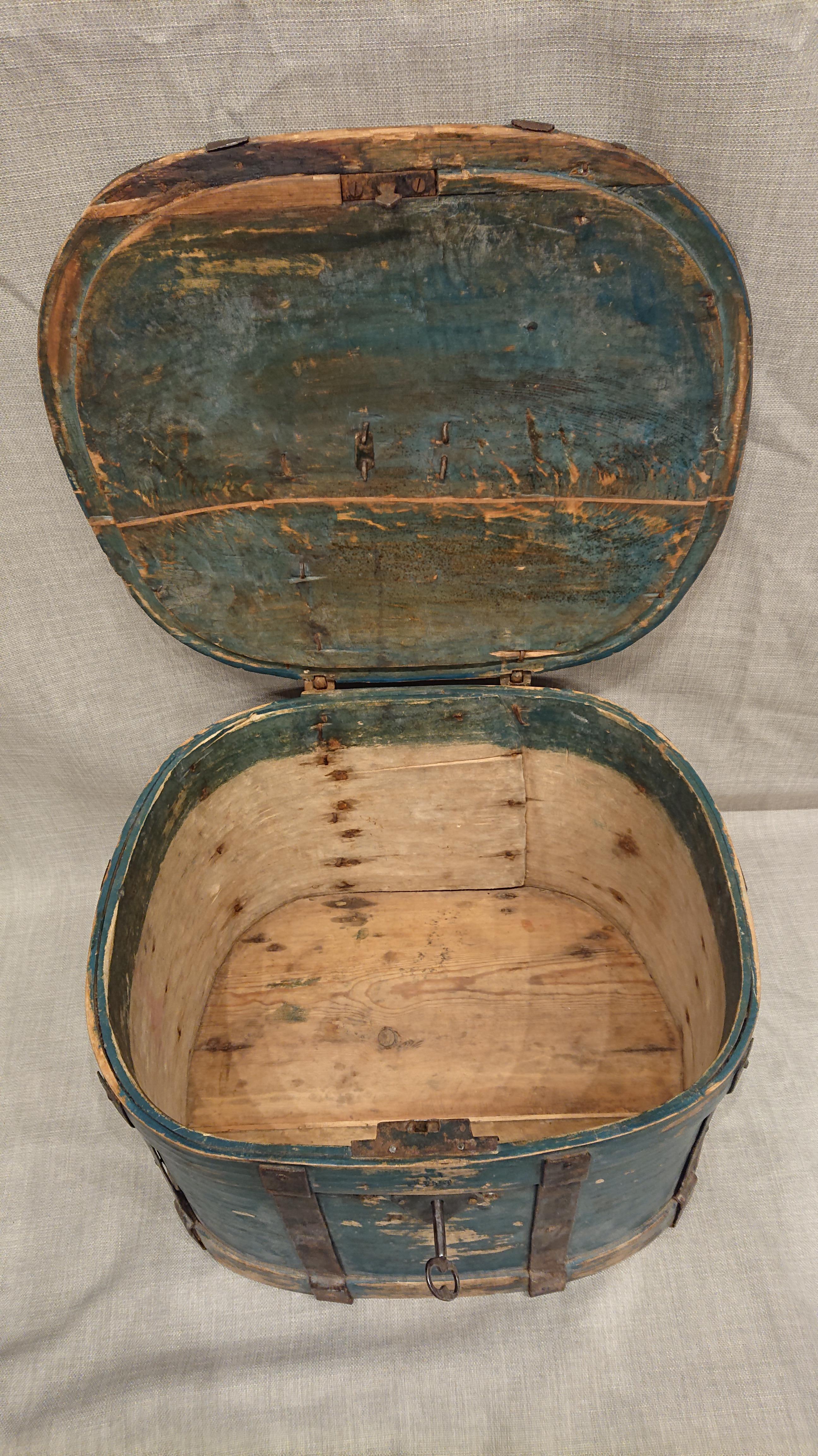 Pine Early 19th Century Swedish Folk Art Travel box / Chest with Original Paint For Sale