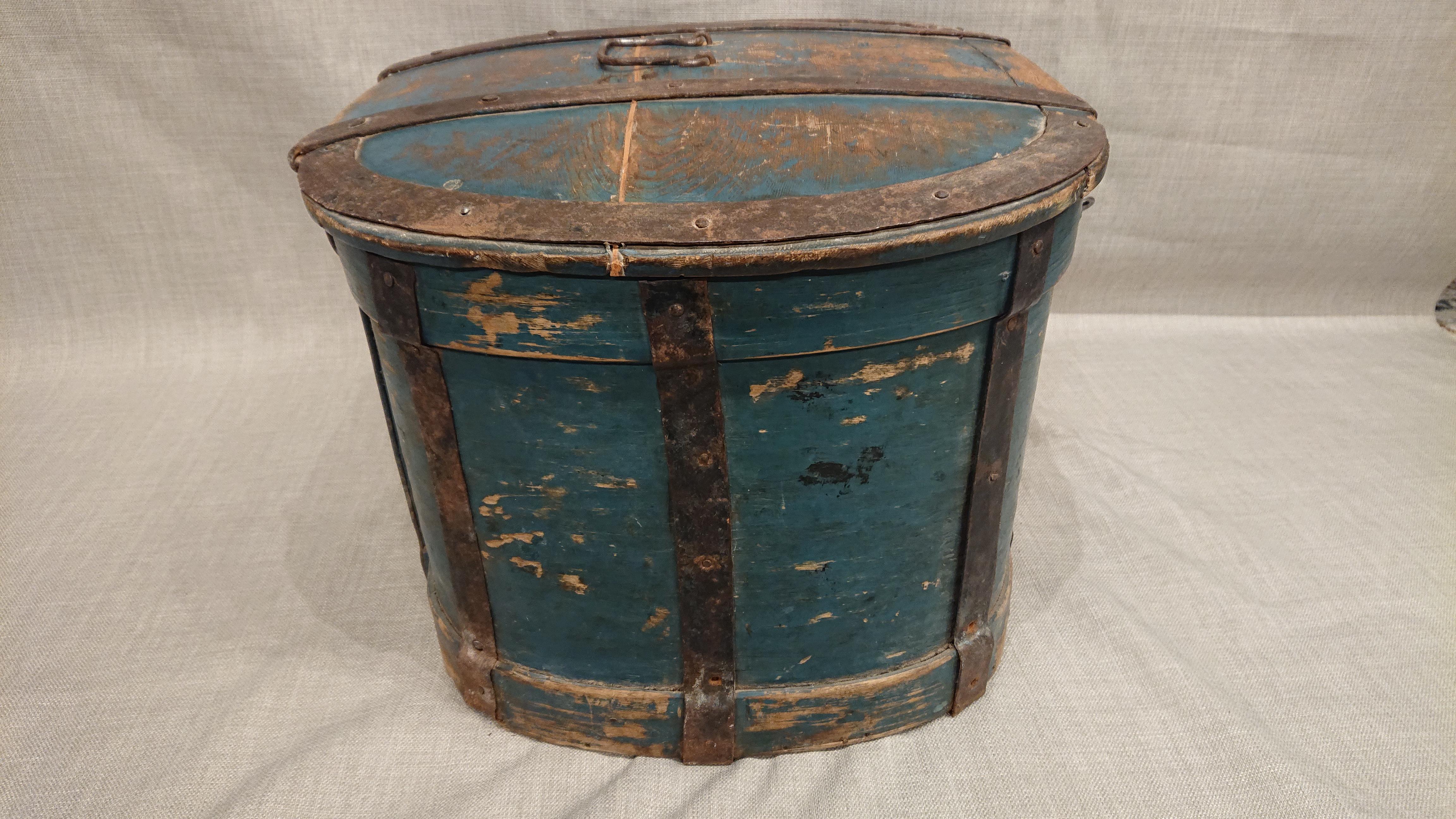 Early 19th Century Swedish Folk Art Travel box / Chest with Original Paint For Sale 3