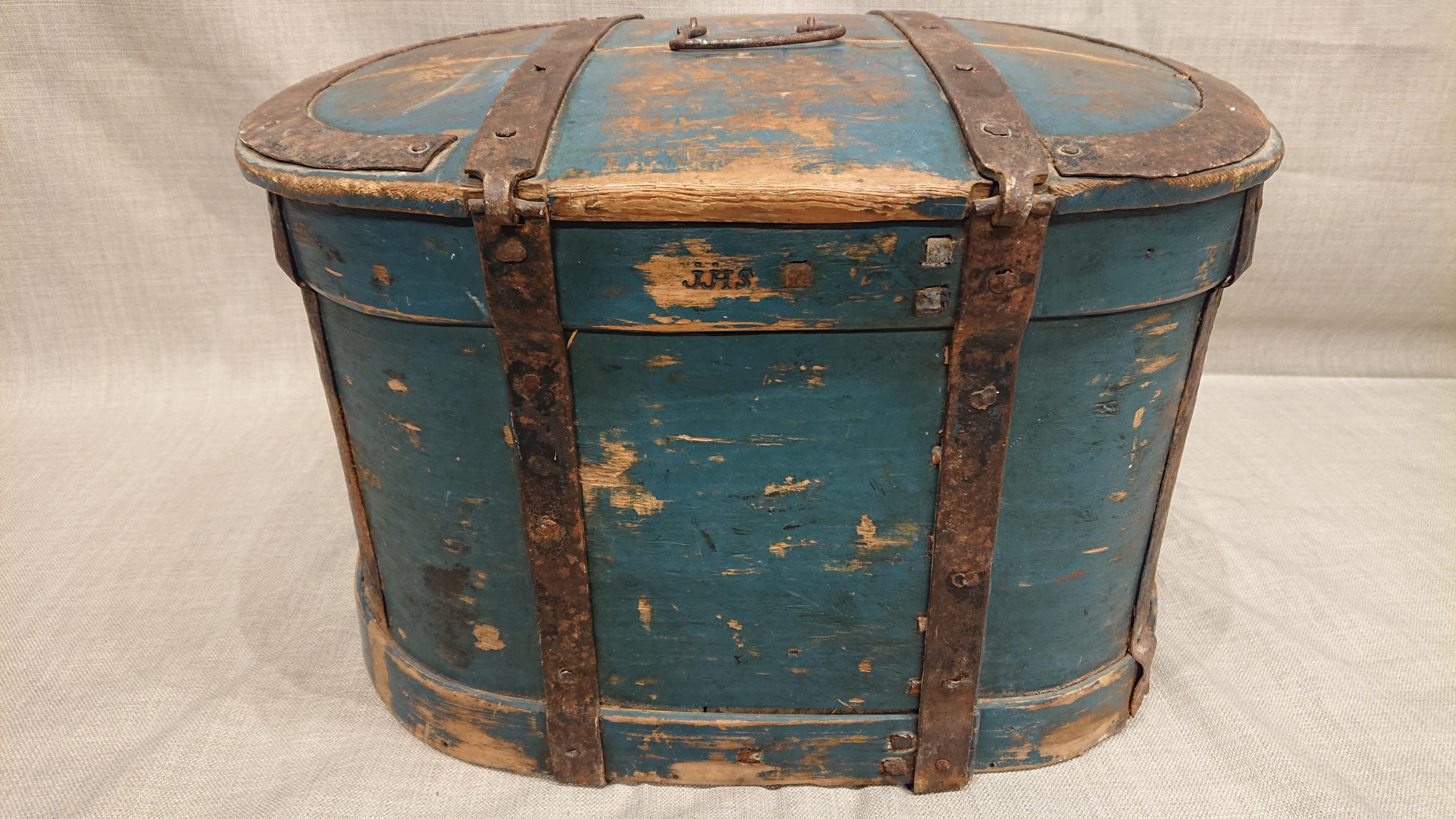 Early 19th Century Swedish Folk Art Travel box / Chest with Original Paint For Sale 4