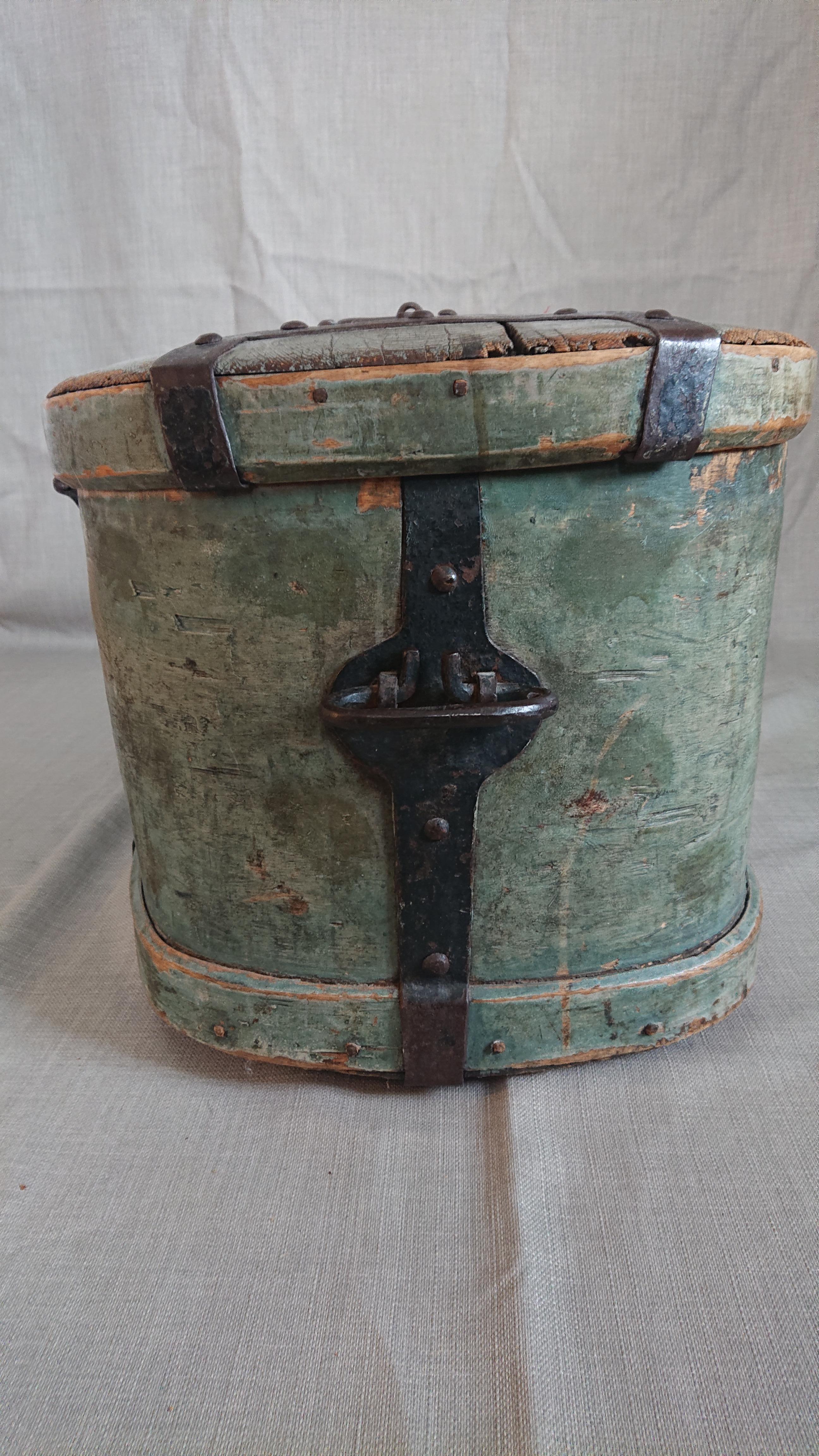 Early 19th Century Swedish Folk Art Travel Box / Chest with Originalpaint For Sale 9