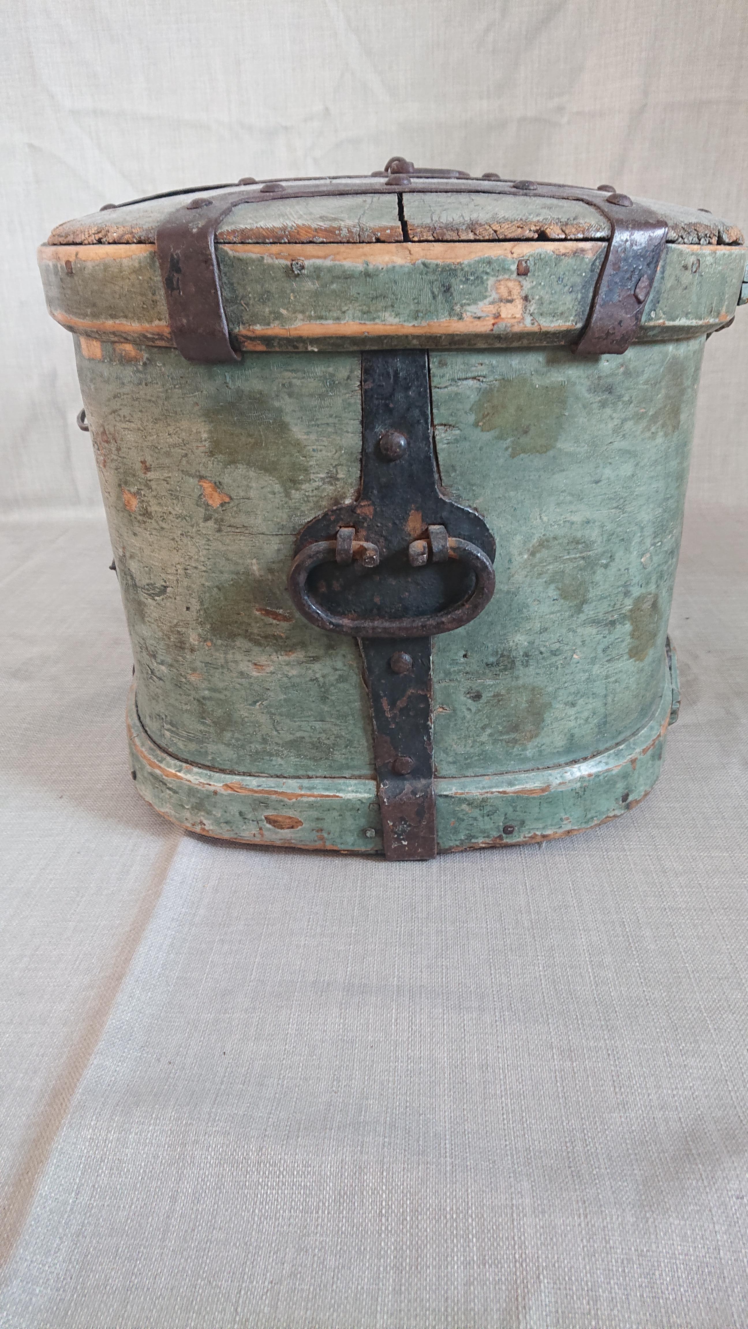 Early 19th century Swedish Folk Art travel box from Skelleftea Vasterbotten, Northern Sweden.
Beautiful untouched originalpaint.
 Decorated with handwrought iron around the box and over the lid.
Original lock & Key.
The box was used to store