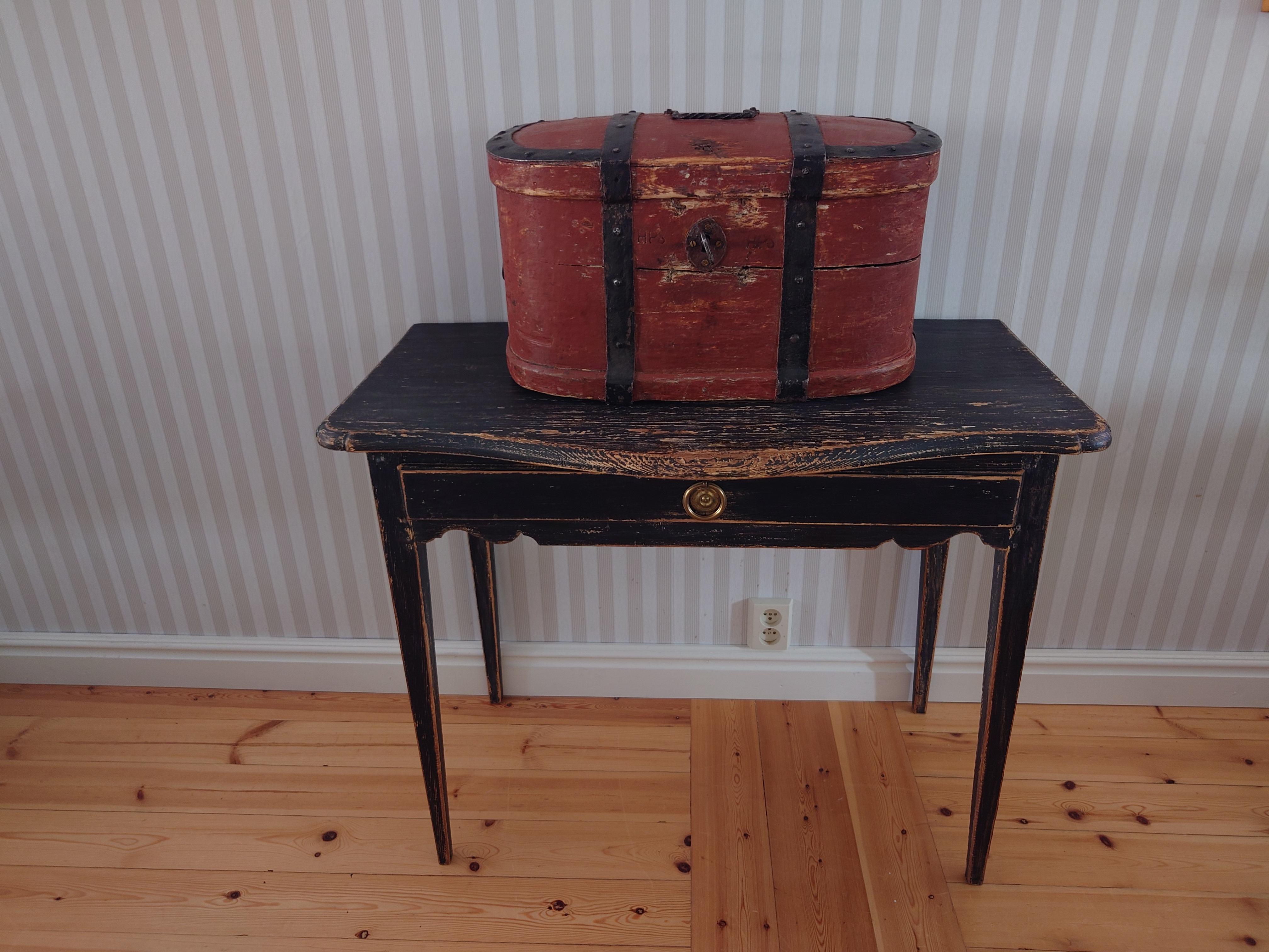 Early 19th century Swedish Folk Art travel box from Skellefteå Västerbotten, Northern Sweden.
Beautiful untouched originalpaint.
Decorated with handwrought iron around the box and over the lid.
Original lock & Key.
The box was used to store