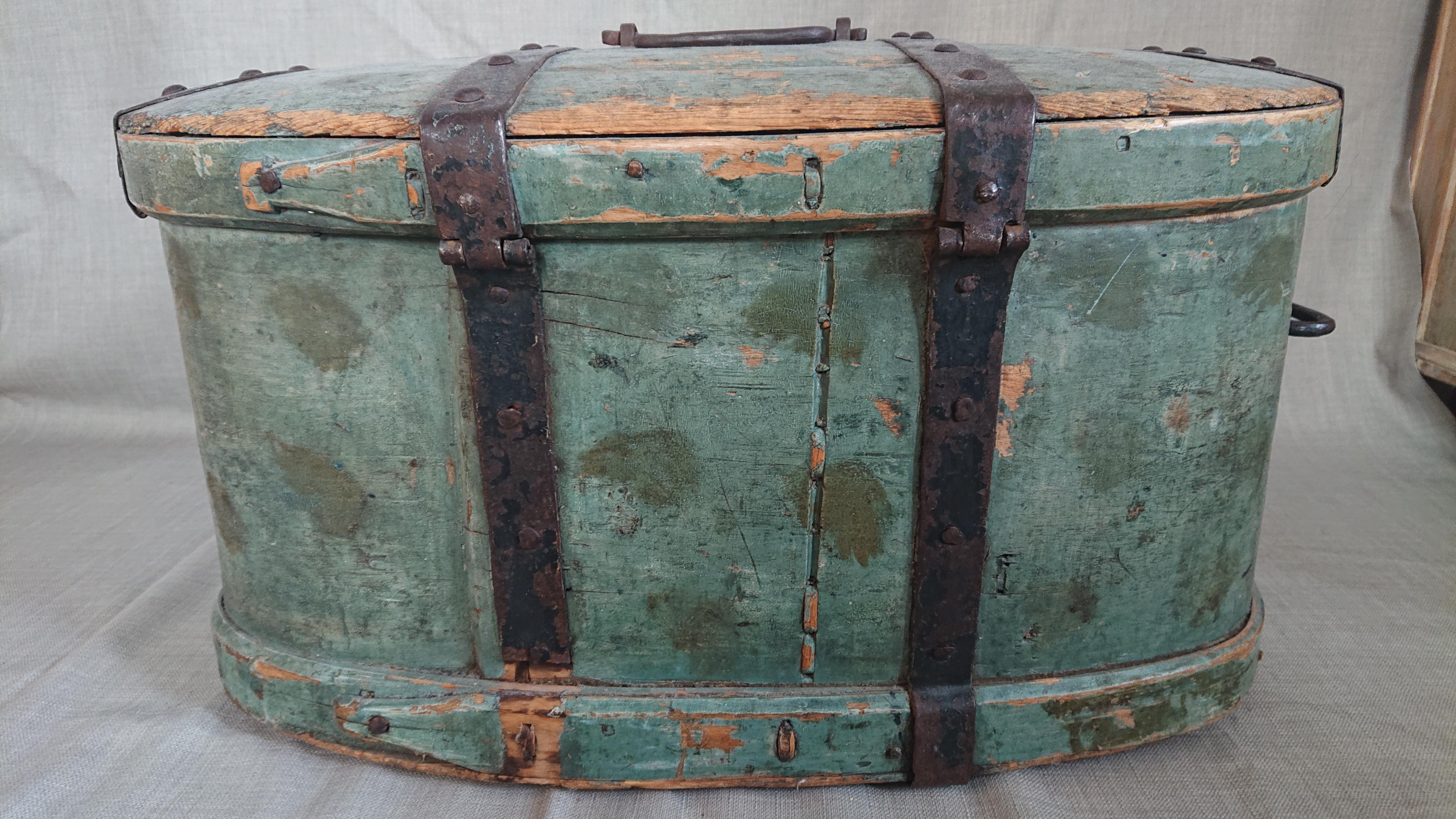 Hand-Crafted Early 19th Century Swedish Folk Art Travel Box / Chest with Originalpaint For Sale
