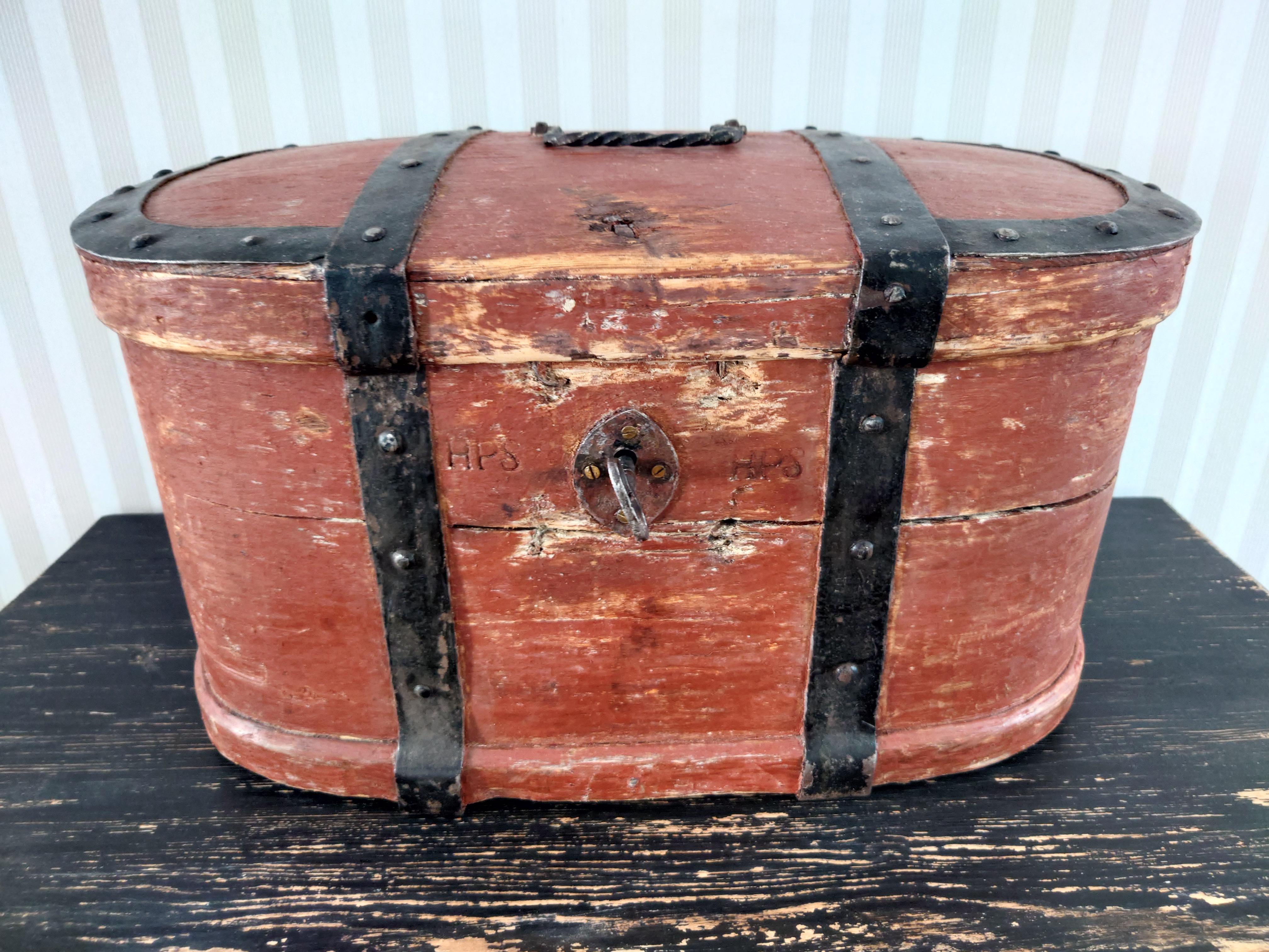 Hand-Carved Early 19th Century Swedish Folk Art Travel Box / Chest with Originalpaint For Sale