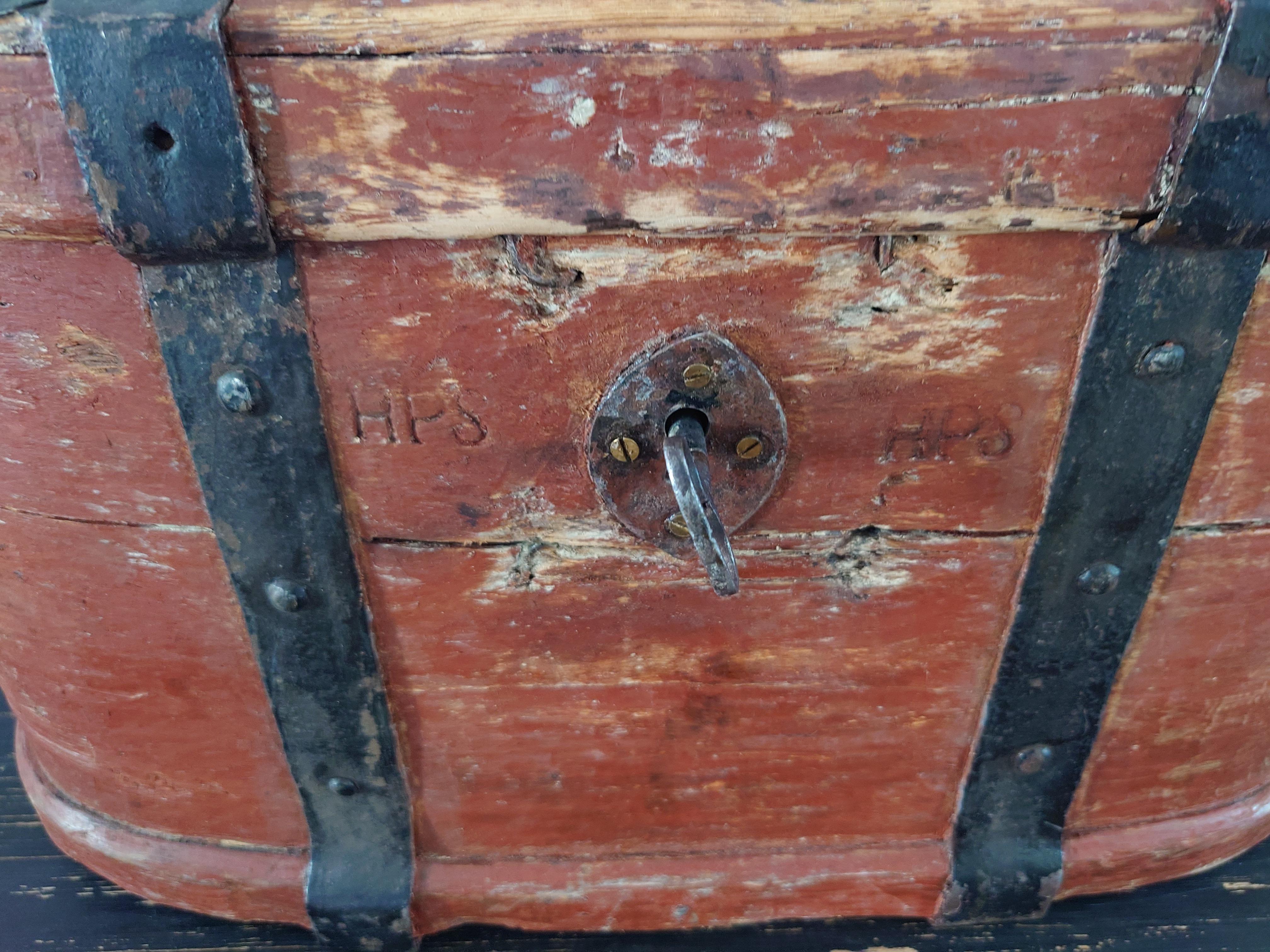 Early 19th Century Swedish Folk Art Travel Box / Chest with Originalpaint In Good Condition For Sale In Boden, SE