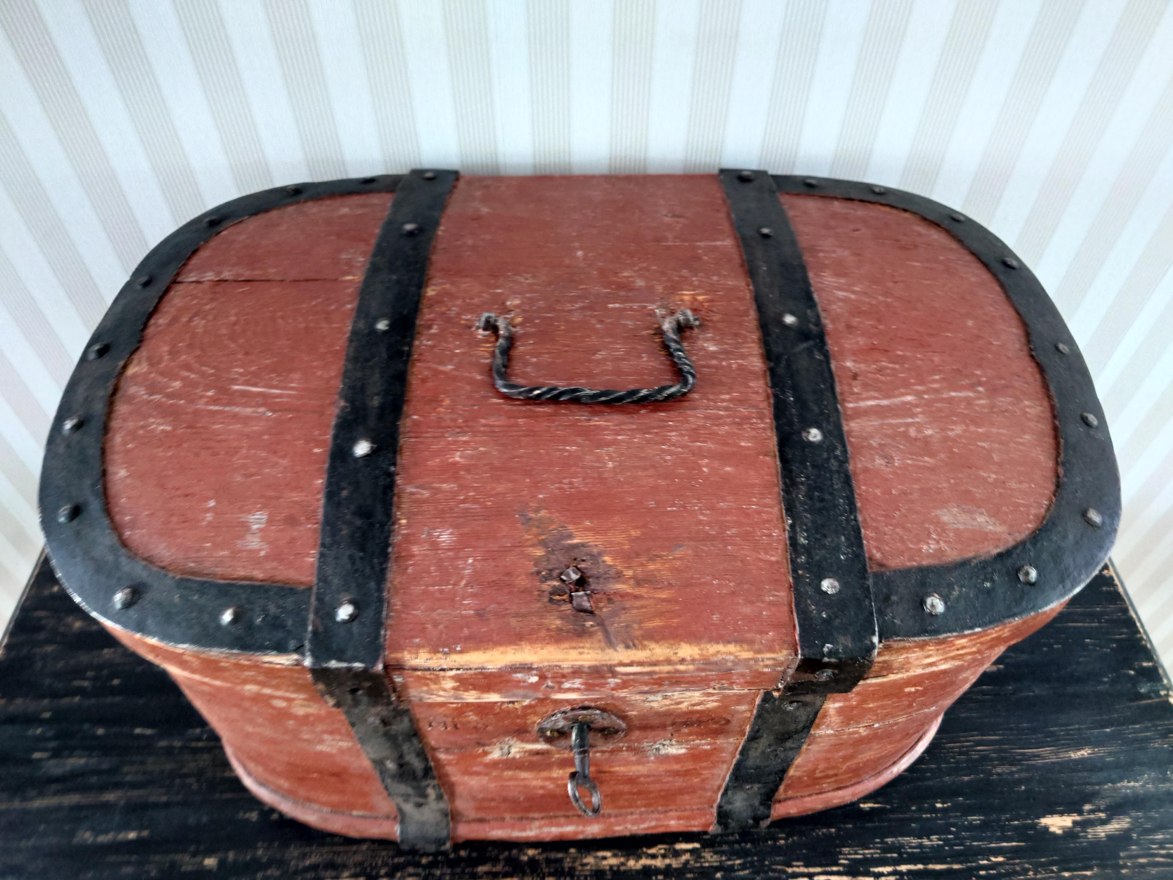Pine Early 19th Century Swedish Folk Art Travel Box / Chest with Originalpaint For Sale