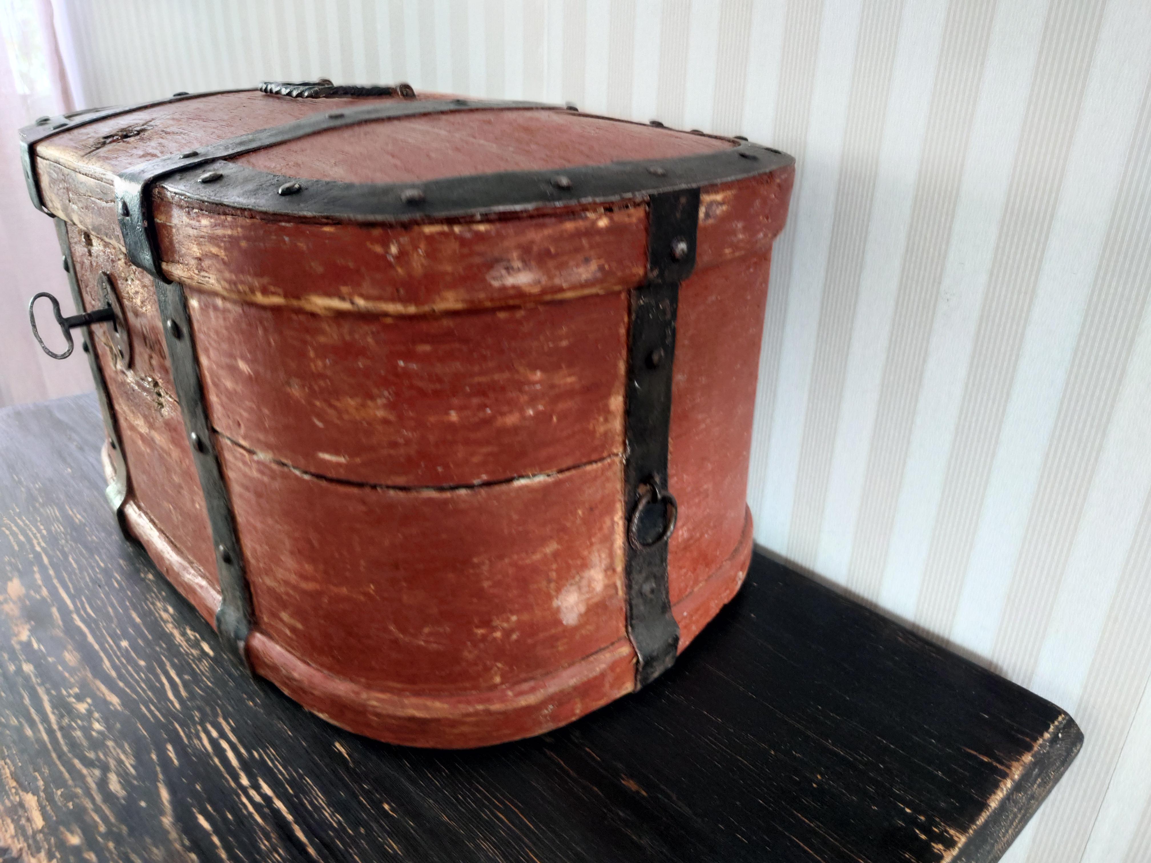 Early 19th Century Swedish Folk Art Travel Box / Chest with Originalpaint For Sale 1