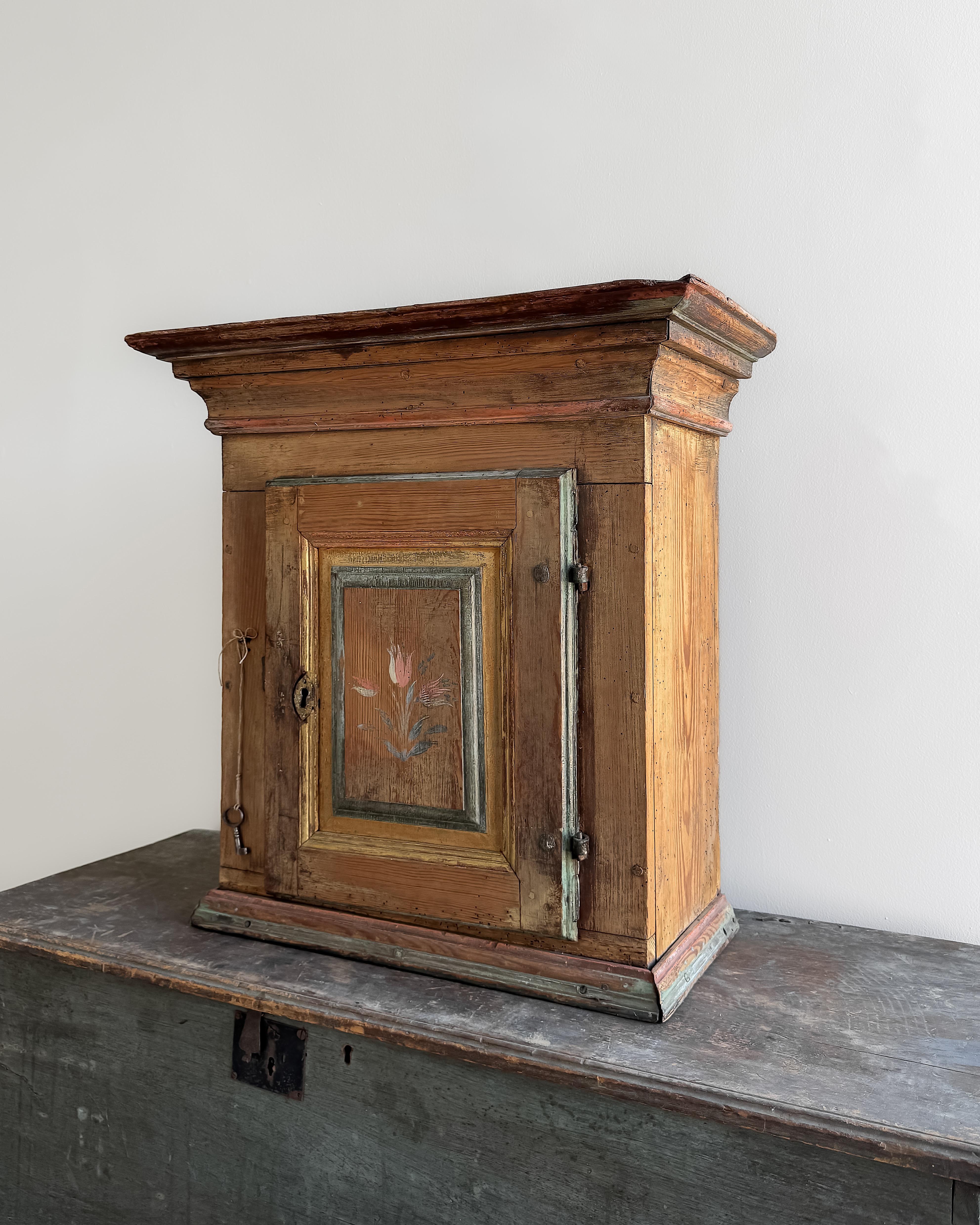 Armoire murale d'art populaire suédois du début du 19e siècle en vente 4