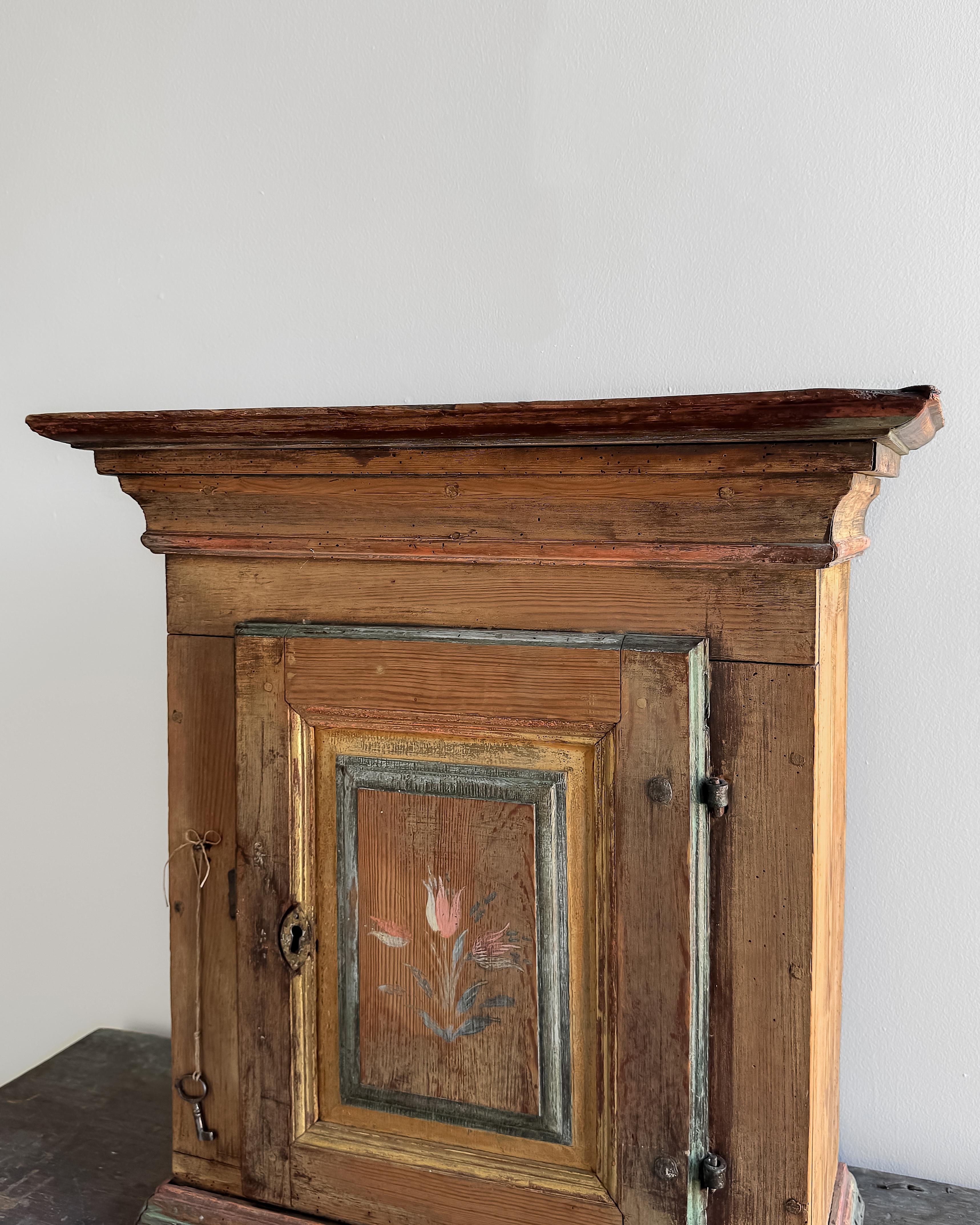 Armoire murale d'art populaire suédois du début du 19e siècle en vente 5