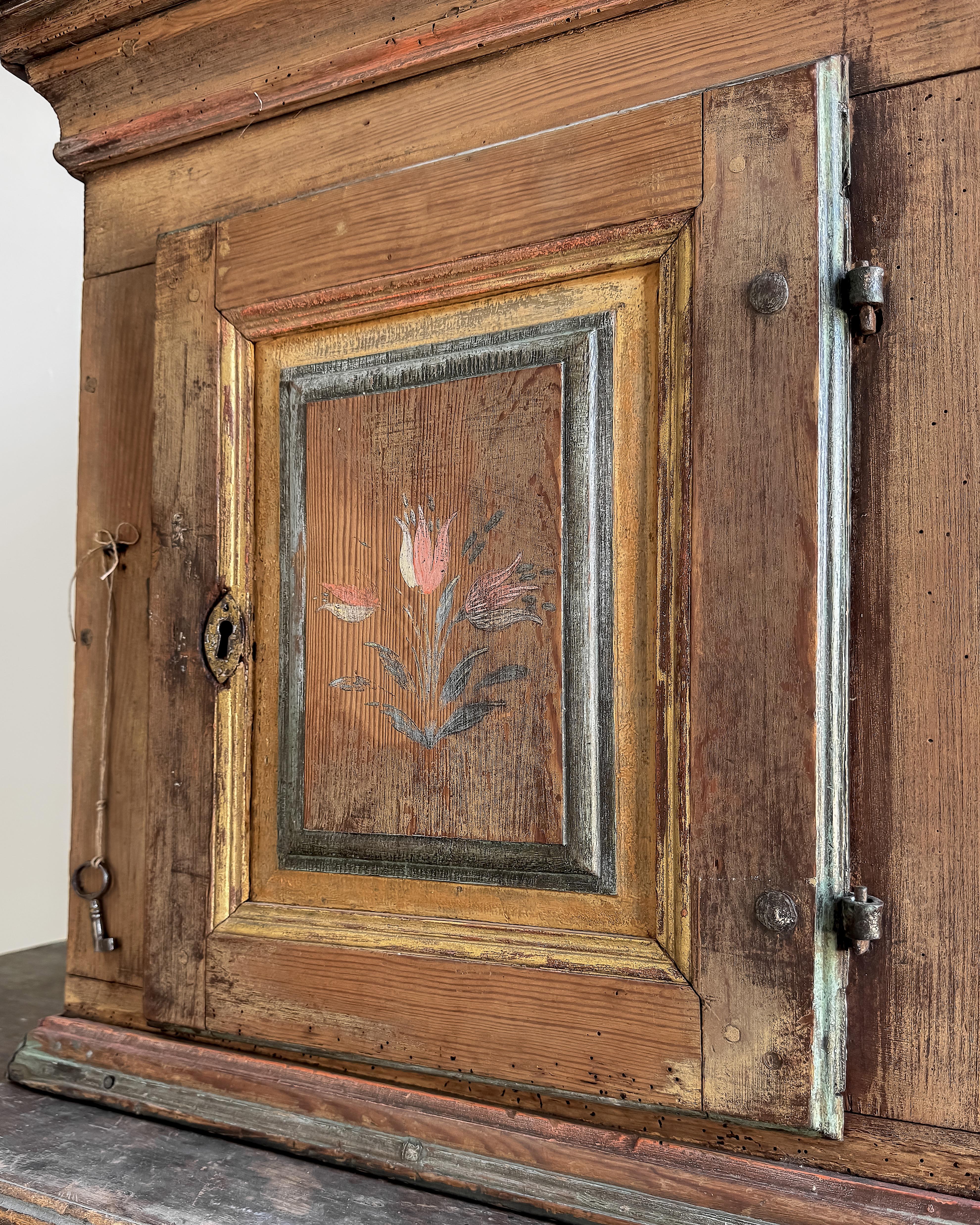 Armoire murale d'art populaire suédois du début du 19e siècle en vente 7