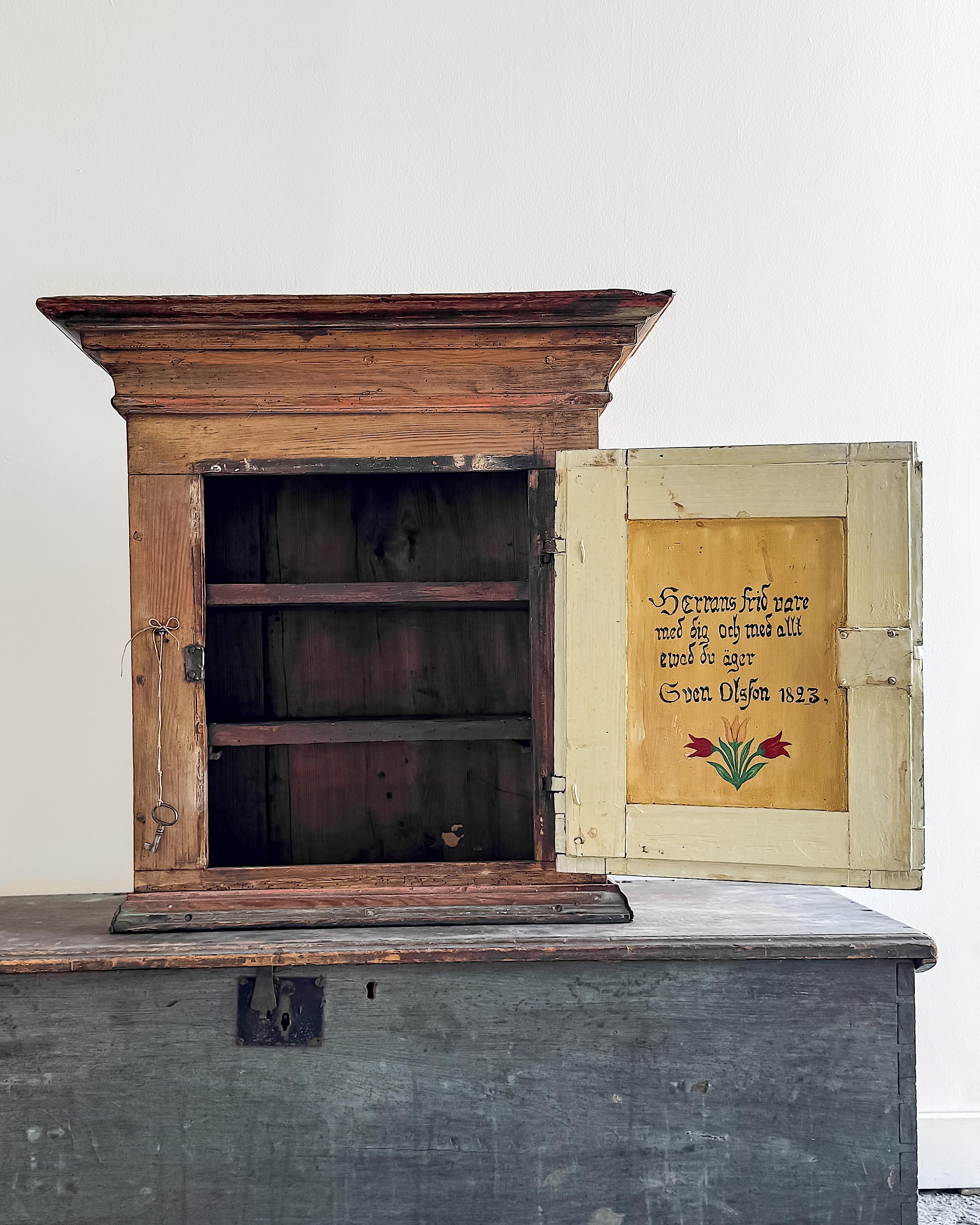 Armoire murale d'art populaire suédois du début du 19e siècle en vente 10
