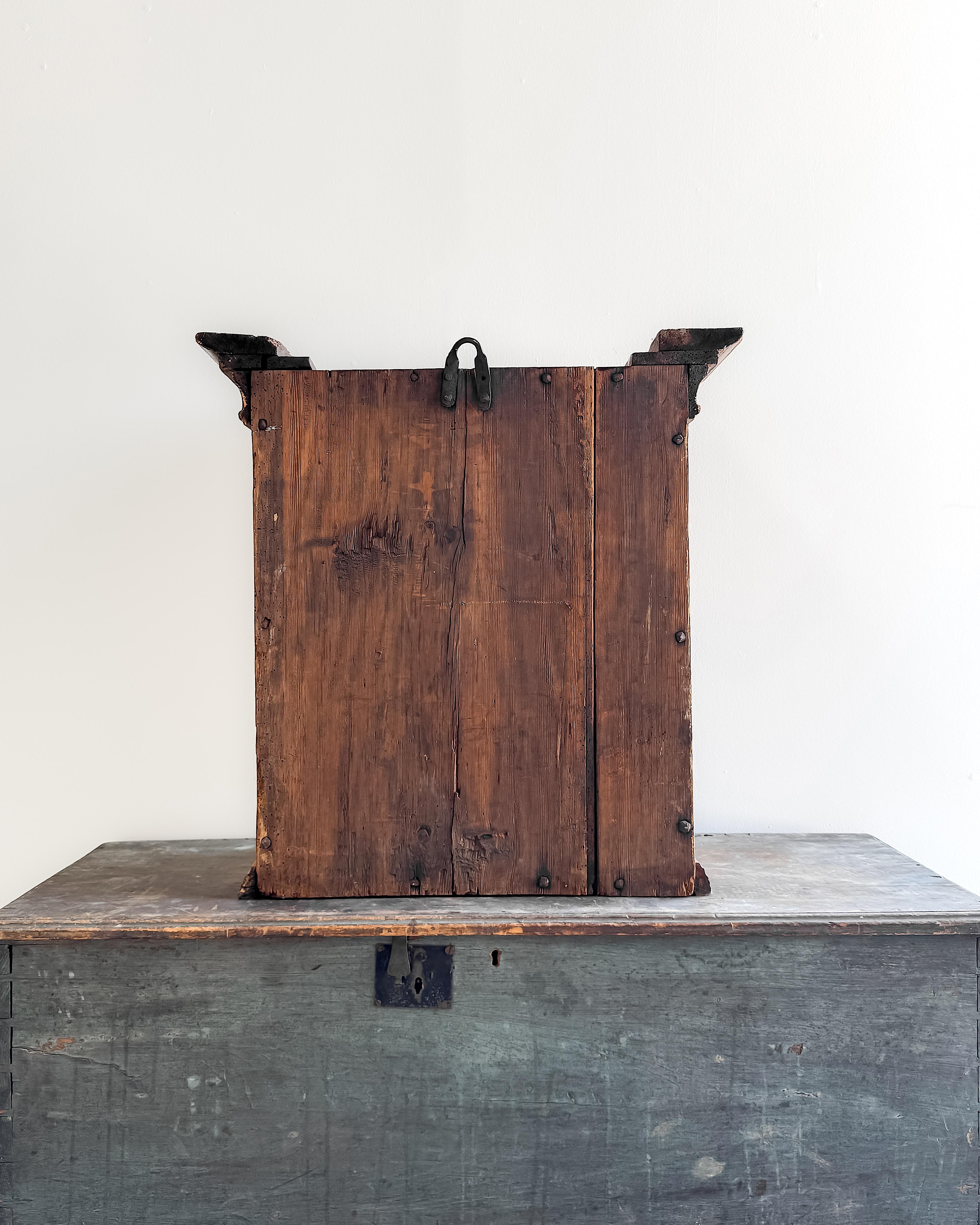 Armoire murale d'art populaire suédois du début du 19e siècle en vente 14