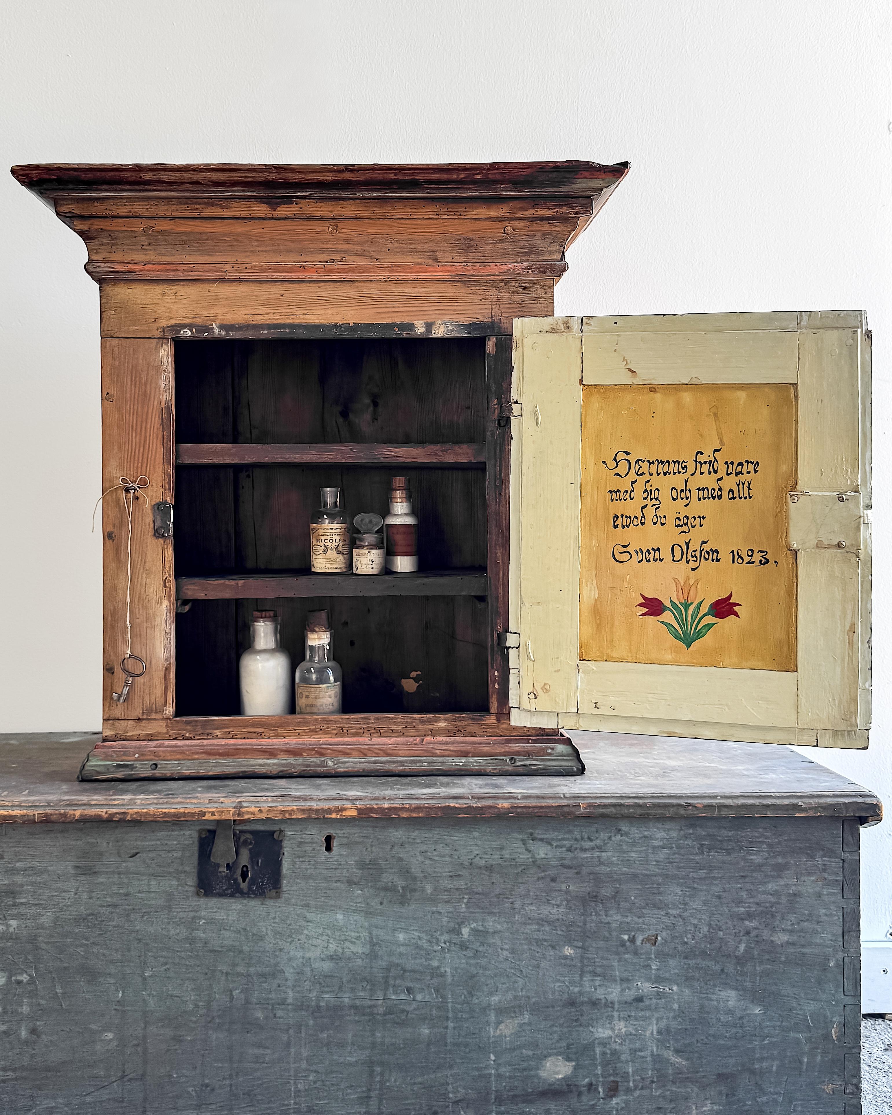 Suédois Armoire murale d'art populaire suédois du début du 19e siècle en vente