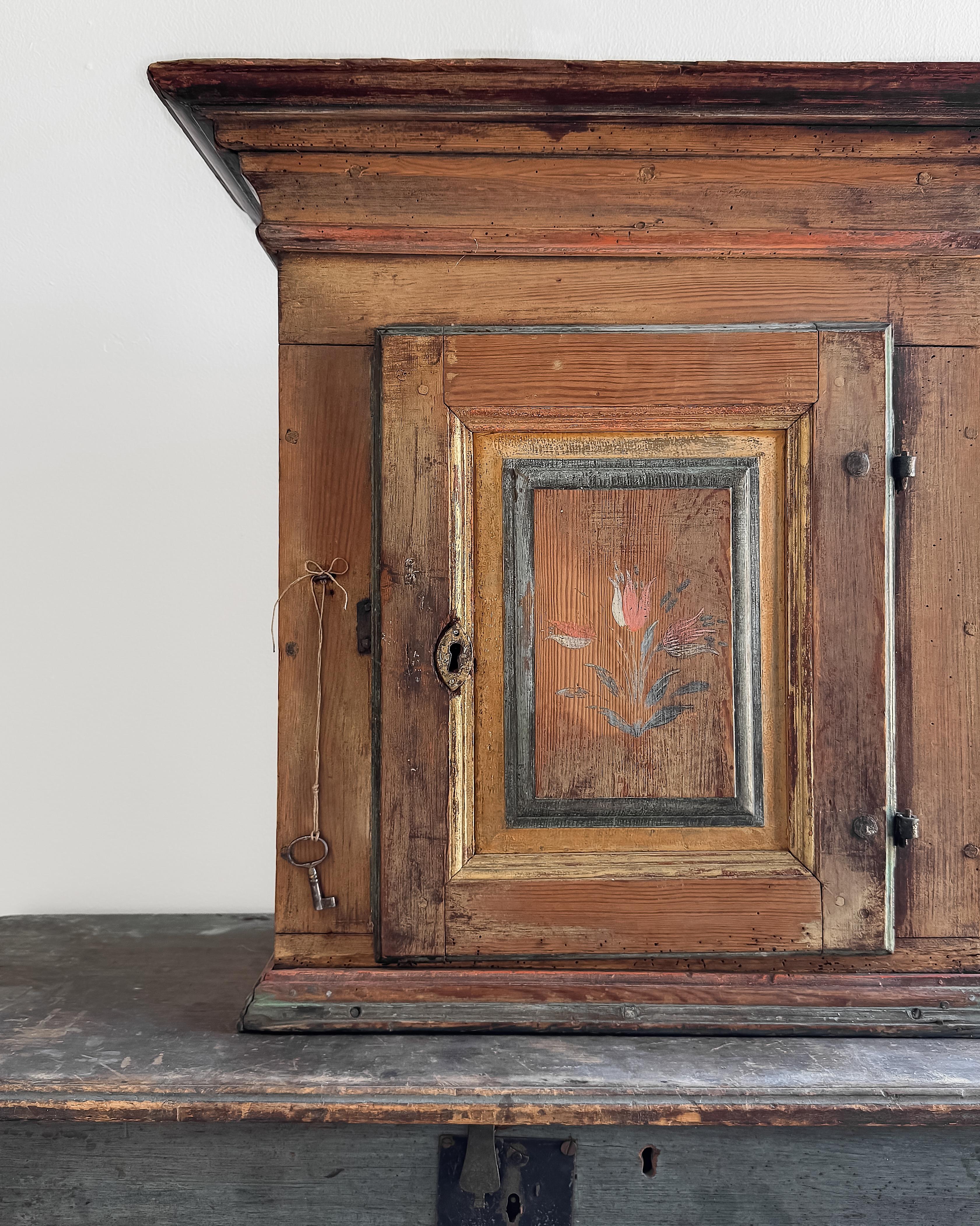 Armoire murale d'art populaire suédois du début du 19e siècle Bon état - En vente à Mckinney, TX
