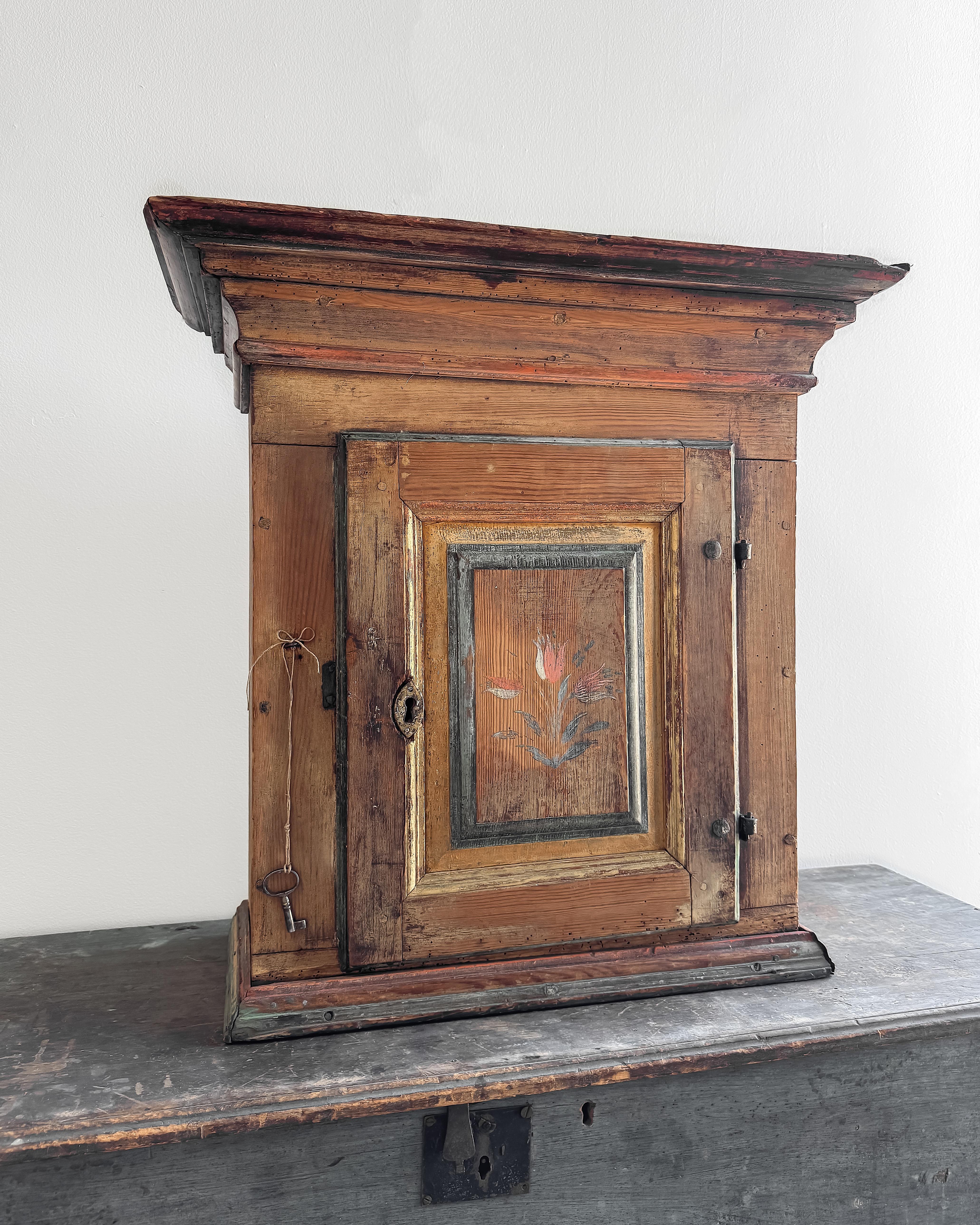 XIXe siècle Armoire murale d'art populaire suédois du début du 19e siècle en vente