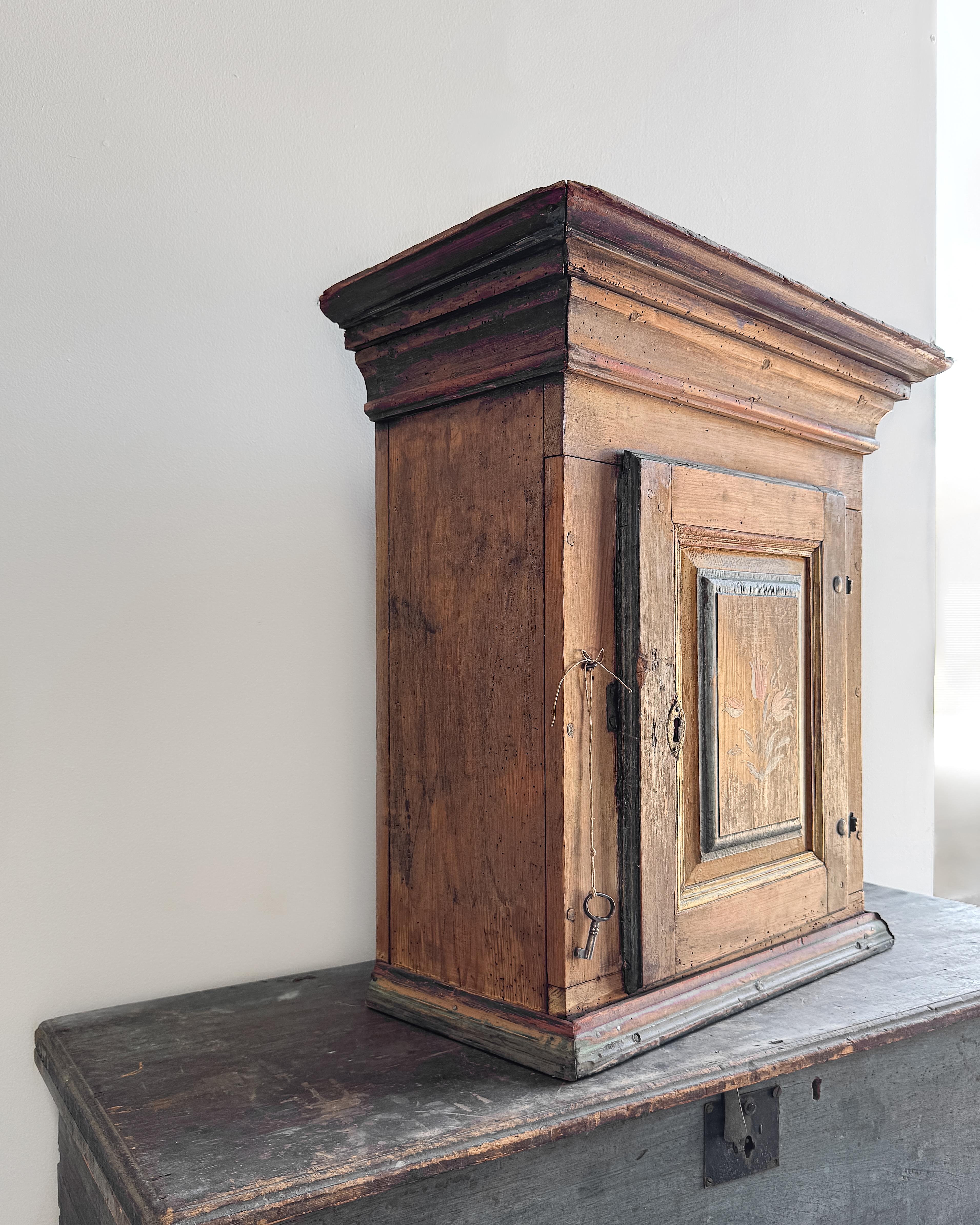 Bois Armoire murale d'art populaire suédois du début du 19e siècle en vente