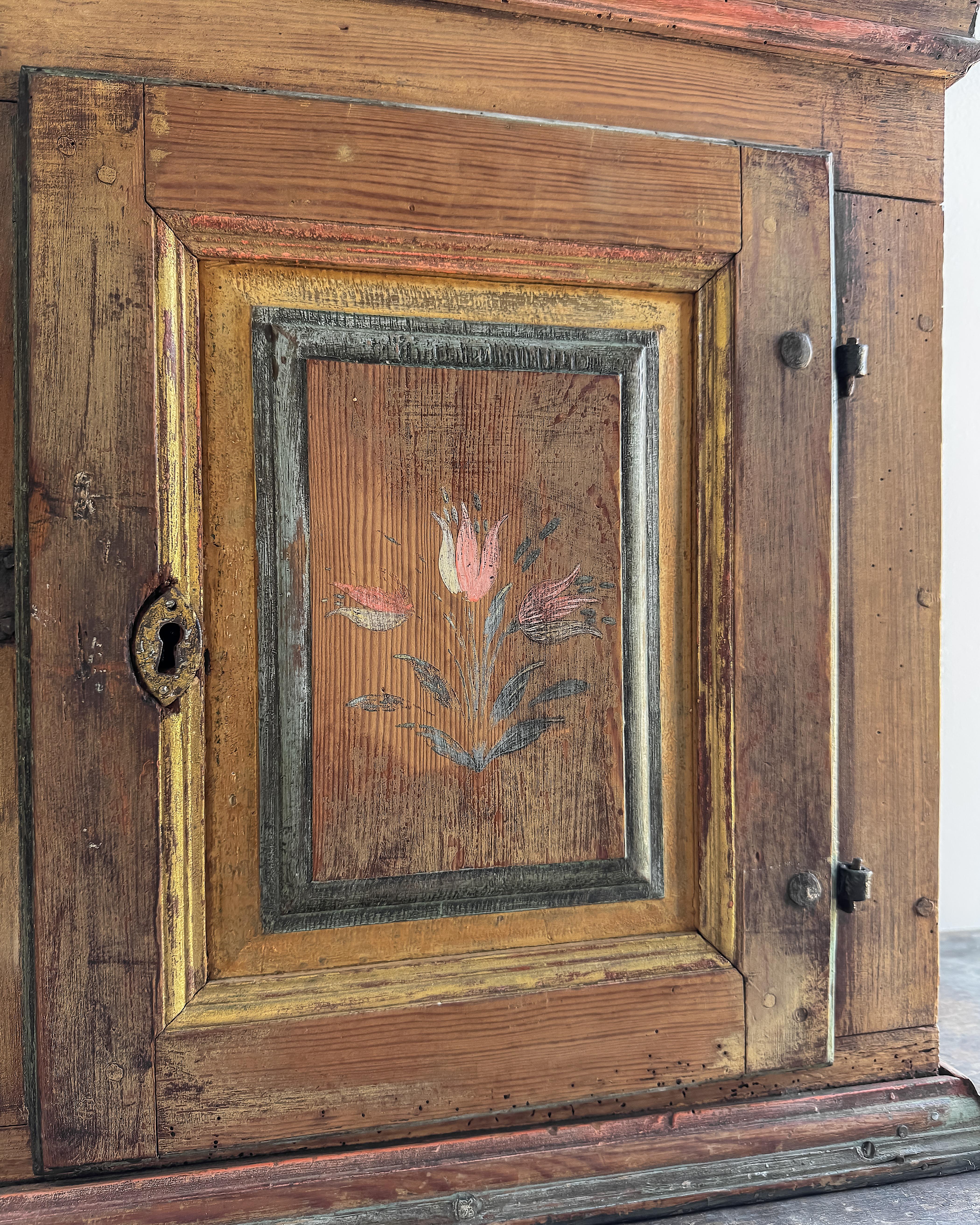 Armoire murale d'art populaire suédois du début du 19e siècle en vente 1