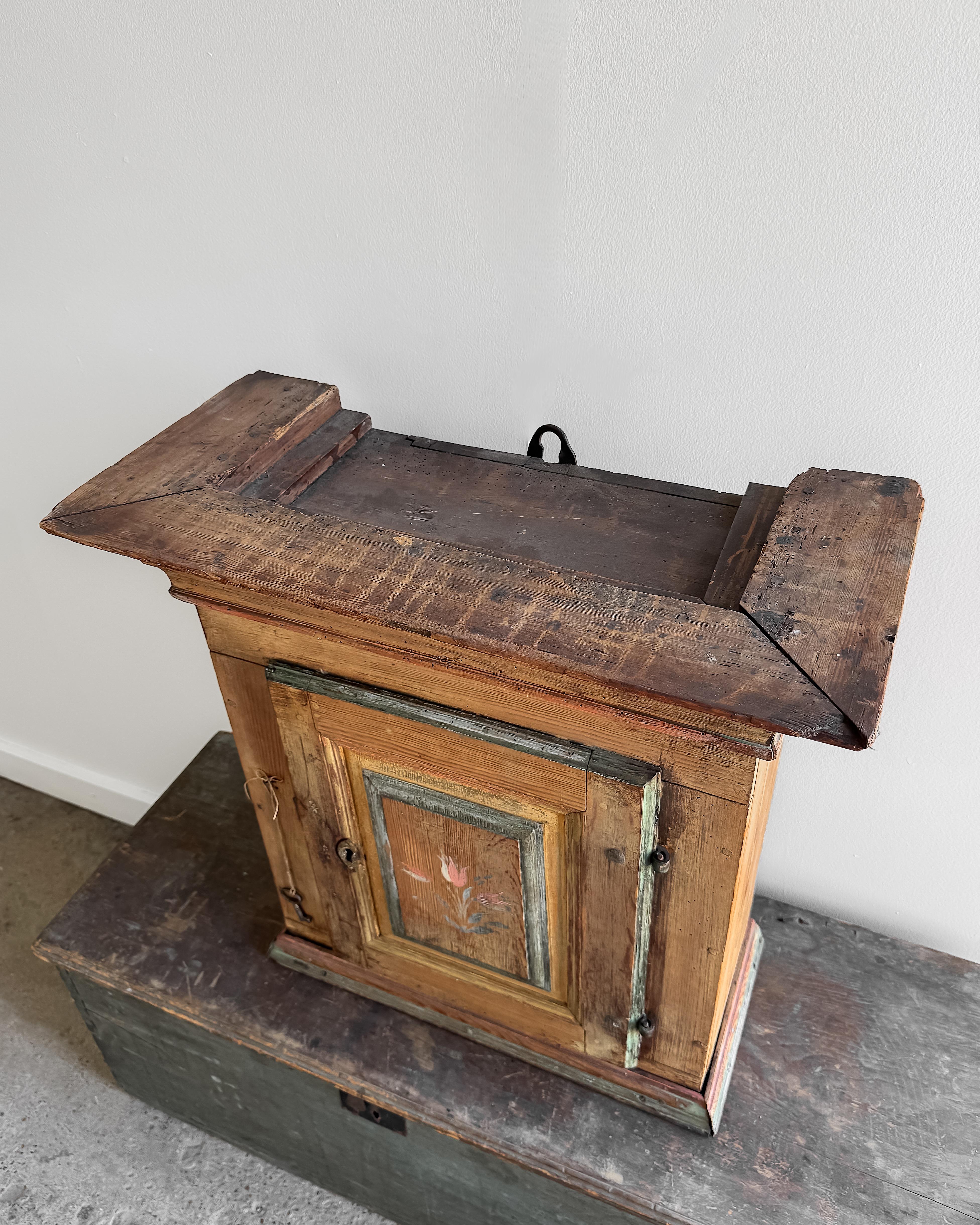 Armoire murale d'art populaire suédois du début du 19e siècle en vente 2