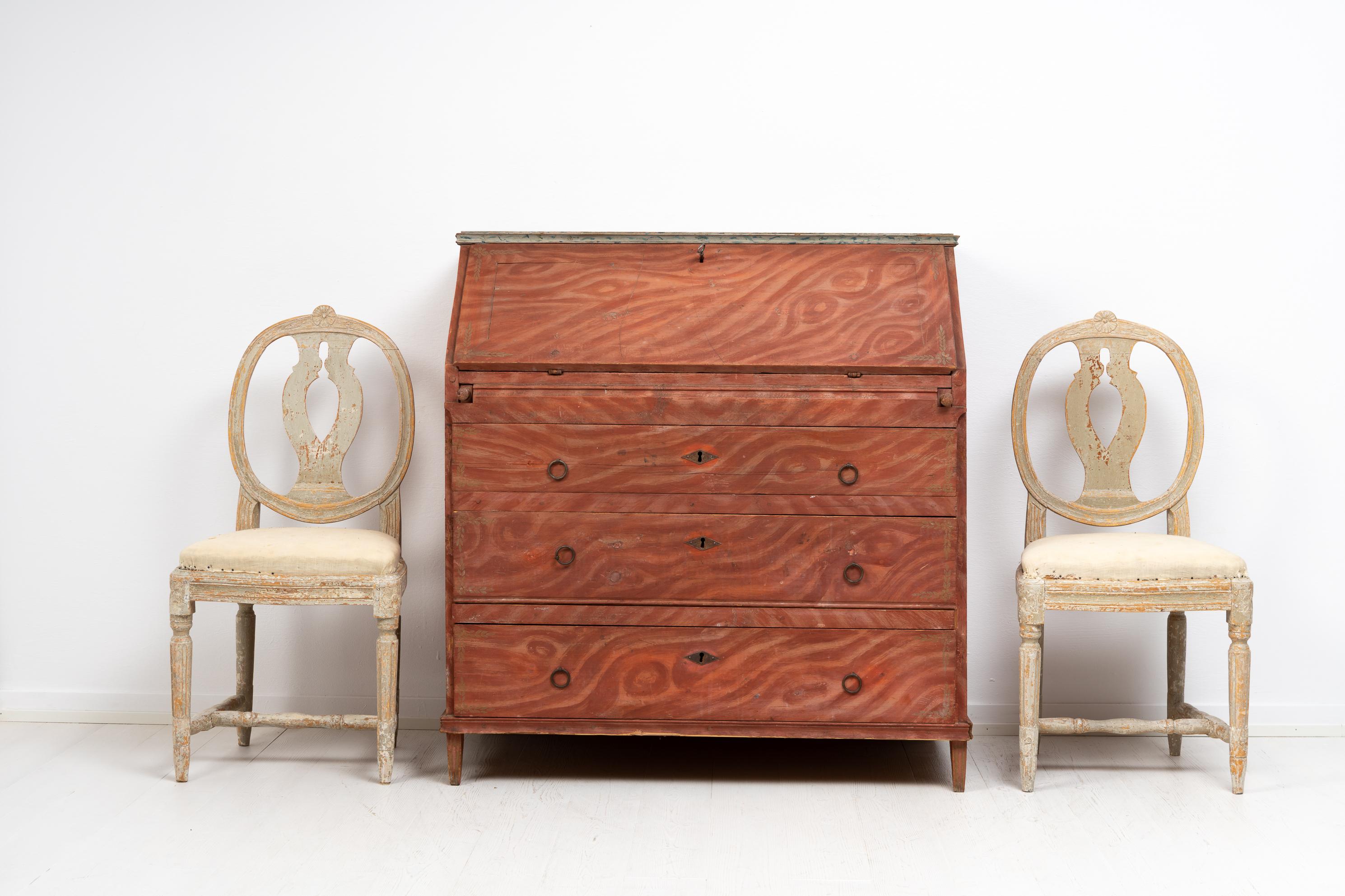 Painted writing bureau or secretaire from Sweden made during the early 1800s, 1810 to 1820. The bureau is a folk art furniture from the area Hälsingland in Sweden and is made in gustavian style. The bureau is a prime example of the Swedish gustavian