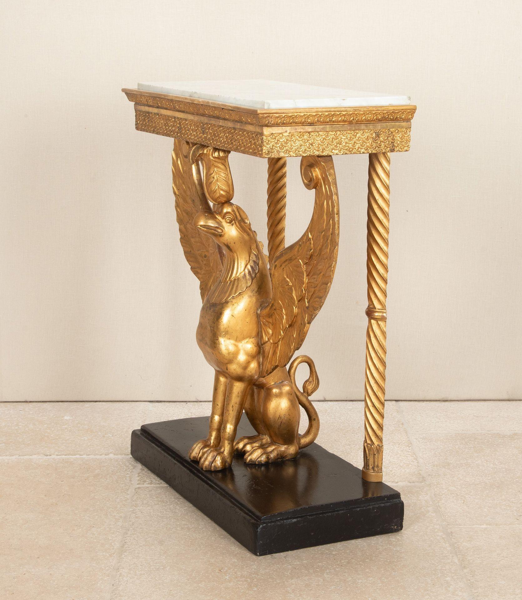 Suédois Table console en bois doré suédois du début du 19e siècle en vente