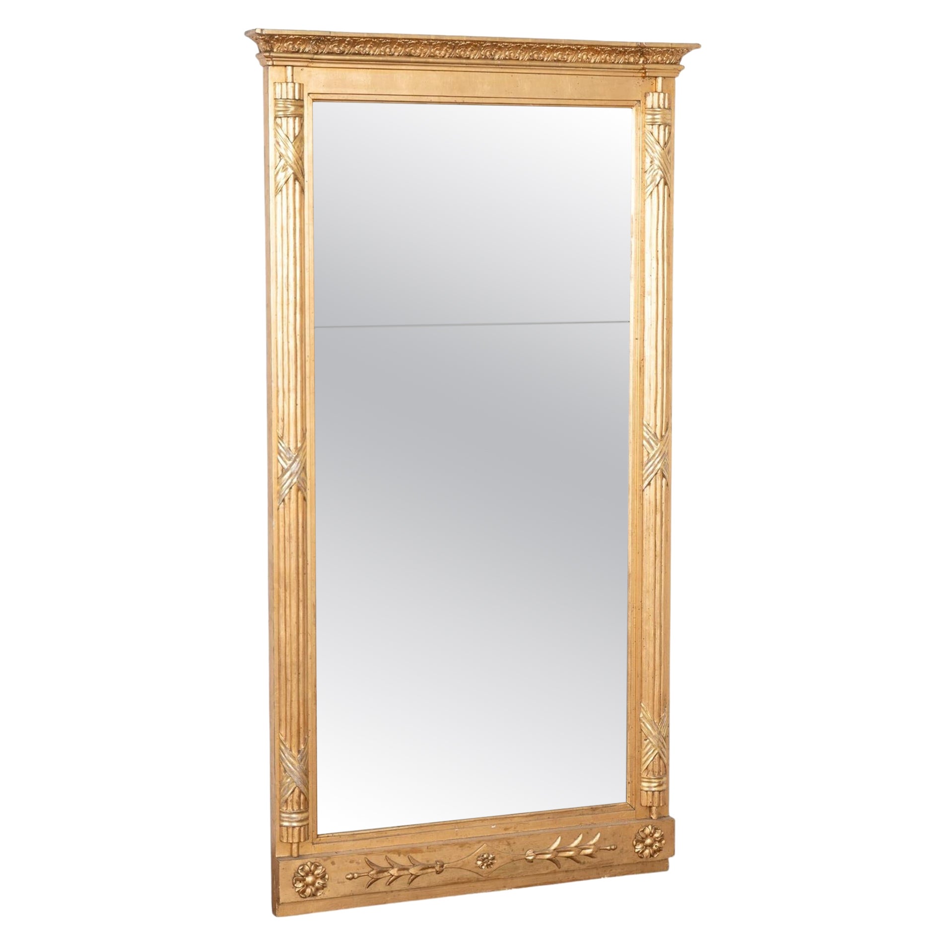 Specchio neoclassico svedese in legno dorato dei primi del XIX secolo