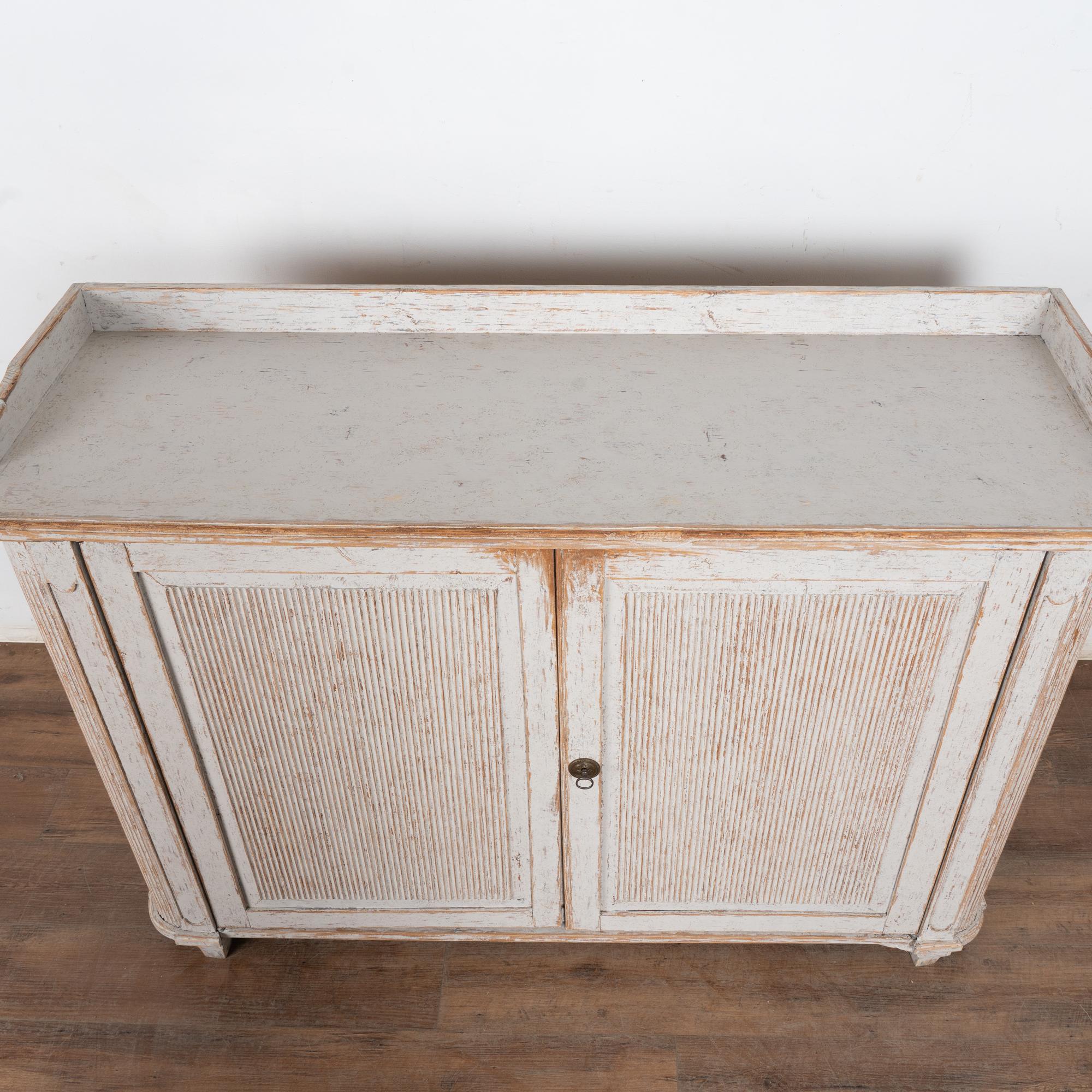 Early 19th Century Swedish Gray Painted Sideboard Buffet Cabinet im Angebot 3