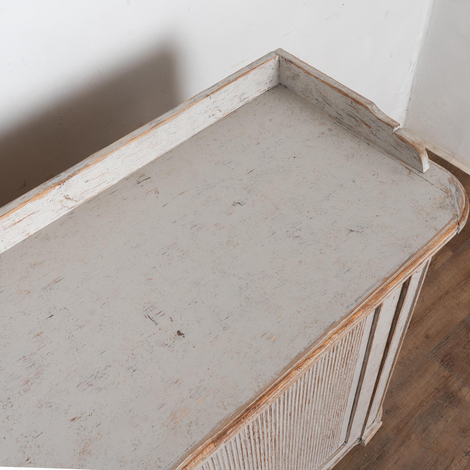 Early 19th Century Swedish Gray Painted Sideboard Buffet Cabinet im Angebot 4